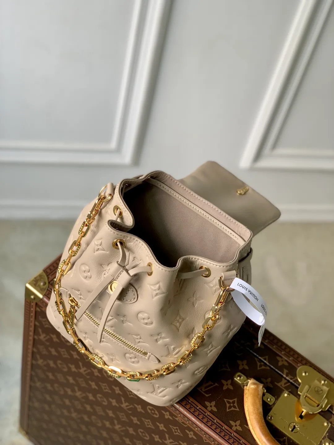 💰1180 (top layer leather) top original single M13358, 13357 gray Coussin Backpack small handbag is an eye-catching addition to the Coussin series with a backpack configuration. It is made of soft Monogram embossed leather and integrated with the iconic LV padlock, which combines modern style and functional considerations. The detachable Coussin chain releases the metal edge, and the zippered front pocket makes it easy to access various small items. 26 x 10 x 21 cm (height x width x length)