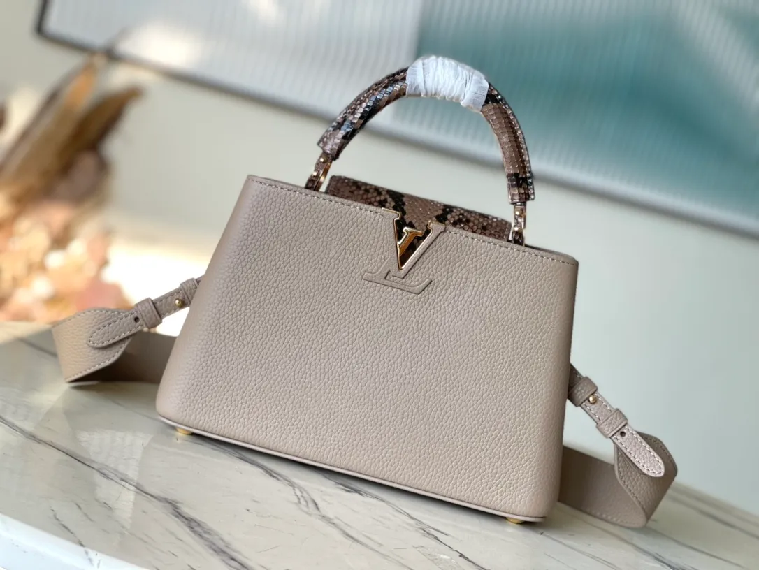 💰2420 (extra-grade original leather) N99387/M80071 gray snake shoulder. This Capucines BB handbag is made of full-grain Taurillon leather and has a sophisticated structure. It has a top handle, a two-way flap and a logo outlined in python snakeskin, making it a gorgeous choice for both day and night. The detachable wide shoulder strap can be carried on the shoulder or cross-body for a edgy look. Size: 27 *18*9cm