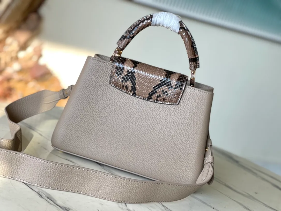 💰2420 (extra-grade original leather) N99387/M80071 gray snake shoulder. This Capucines BB handbag is made of full-grain Taurillon leather and has a sophisticated structure. It has a top handle, a two-way flap and a logo outlined in python snakeskin, making it a gorgeous choice for both day and night. The detachable wide shoulder strap can be carried on the shoulder or cross-body for a edgy look. Size: 27 *18*9cm