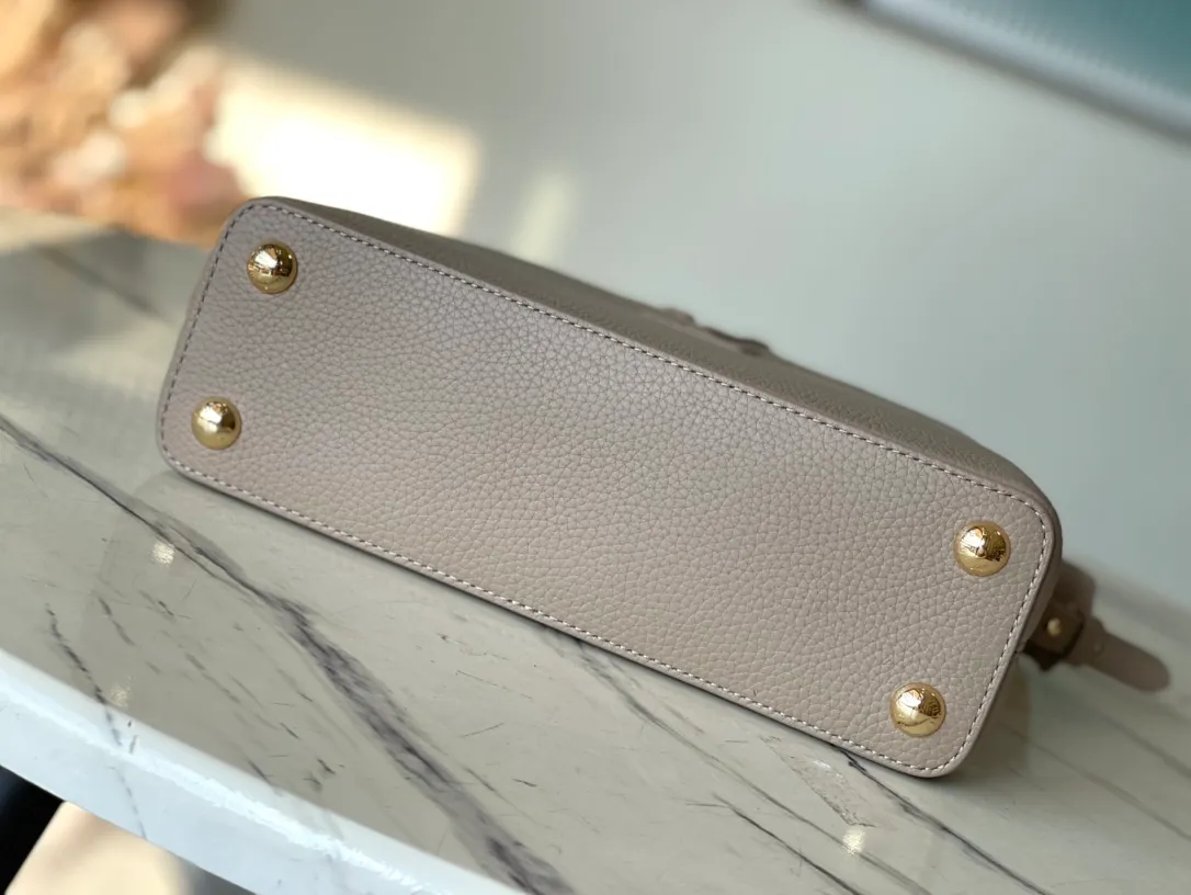 💰2420 (extra-grade original leather) N99387/M80071 gray snake shoulder. This Capucines BB handbag is made of full-grain Taurillon leather and has a sophisticated structure. It has a top handle, a two-way flap and a logo outlined in python snakeskin, making it a gorgeous choice for both day and night. The detachable wide shoulder strap can be carried on the shoulder or cross-body for a edgy look. Size: 27 *18*9cm
