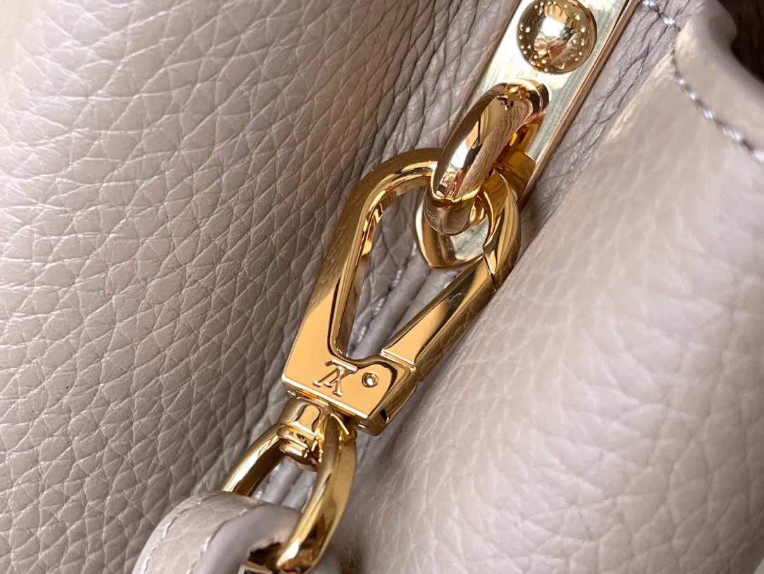 💰2420 (extra-grade original leather) N99387/M80071 gray snake shoulder. This Capucines BB handbag is made of full-grain Taurillon leather and has a sophisticated structure. It has a top handle, a two-way flap and a logo outlined in python snakeskin, making it a gorgeous choice for both day and night. The detachable wide shoulder strap can be carried on the shoulder or cross-body for a edgy look. Size: 27 *18*9cm