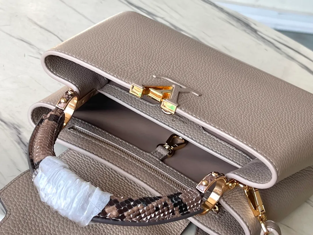 💰2420 (extra-grade original leather) N99387/M80071 gray snake shoulder. This Capucines BB handbag is made of full-grain Taurillon leather and has a sophisticated structure. It has a top handle, a two-way flap and a logo outlined in python snakeskin, making it a gorgeous choice for both day and night. The detachable wide shoulder strap can be carried on the shoulder or cross-body for a edgy look. Size: 27 *18*9cm