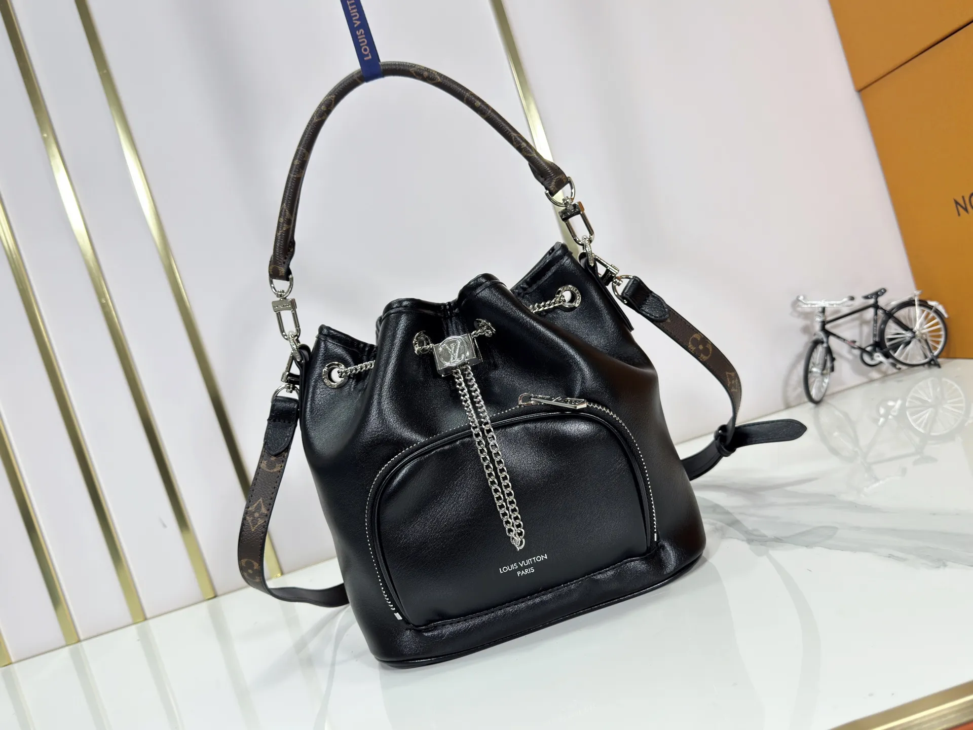 P280 is an upgraded version of the original M14377 No Way handbag from the LV Vibe series. It is made of sheep leather with shiny metal parts, renewing the classic Noé handbag elements with a modern rock style. The LV Circle sliding trim makes it easy to adjust the opening, and the zippered front pocket can be used to store keys and cosmetics. Dimensions: 22.5 x 15.5 x 24 cm (height x width x length)