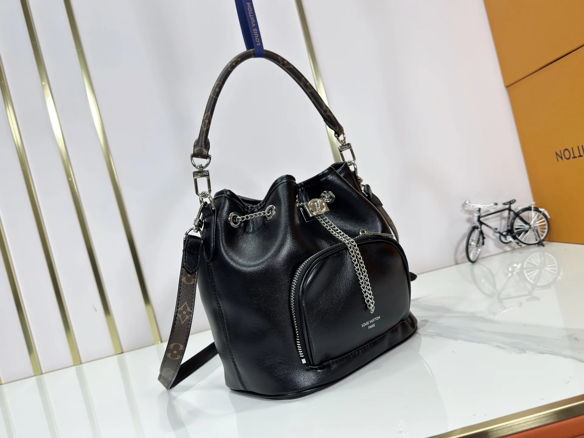 P280 is an upgraded version of the original M14377 No Way handbag from the LV Vibe series. It is made of sheep leather with shiny metal parts, renewing the classic Noé handbag elements with a modern rock style. The LV Circle sliding trim makes it easy to adjust the opening, and the zippered front pocket can be used to store keys and cosmetics. Dimensions: 22.5 x 15.5 x 24 cm (height x width x length)