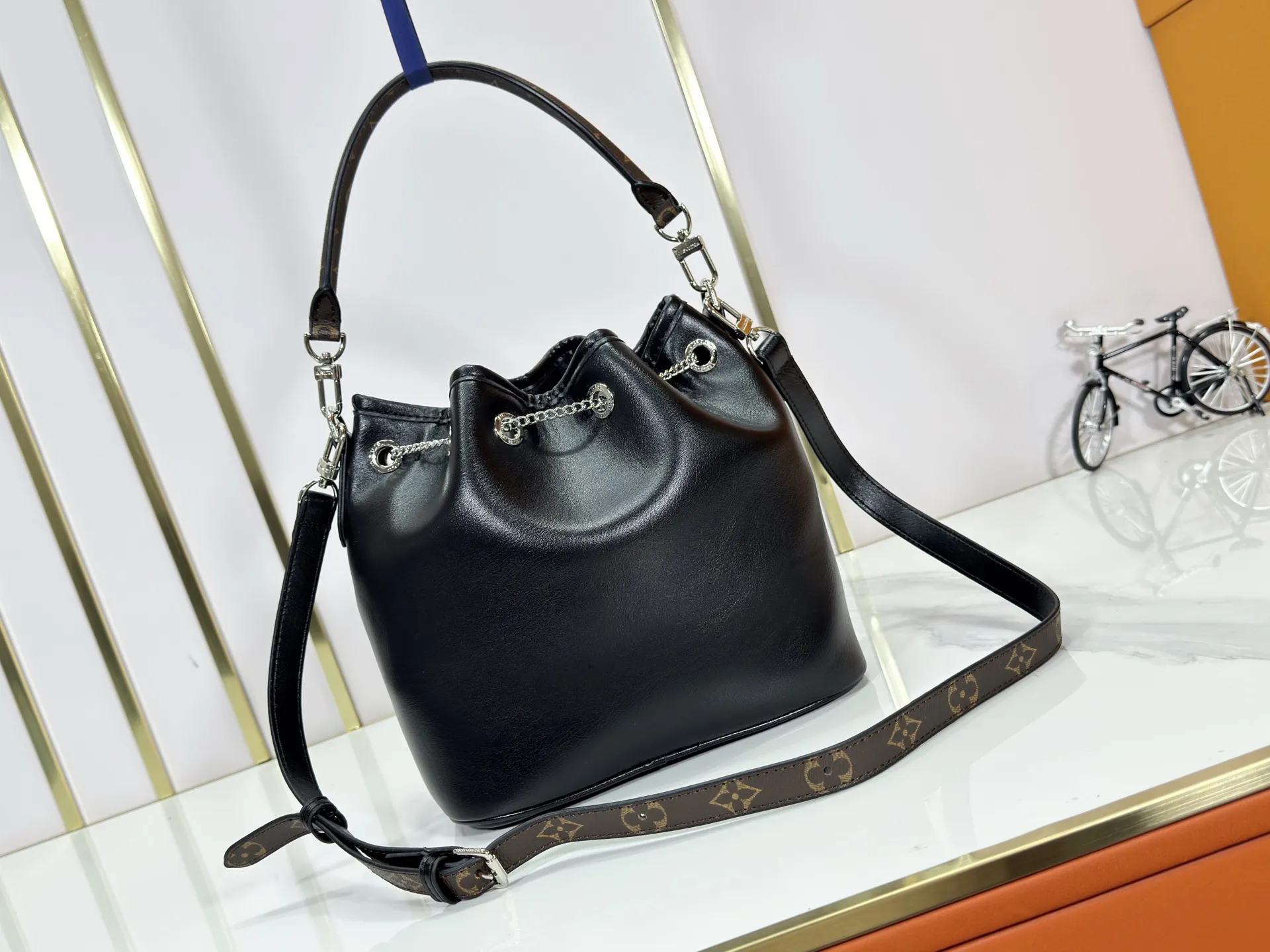 P280 is an upgraded version of the original M14377 No Way handbag from the LV Vibe series. It is made of sheep leather with shiny metal parts, renewing the classic Noé handbag elements with a modern rock style. The LV Circle sliding trim makes it easy to adjust the opening, and the zippered front pocket can be used to store keys and cosmetics. Dimensions: 22.5 x 15.5 x 24 cm (height x width x length)
