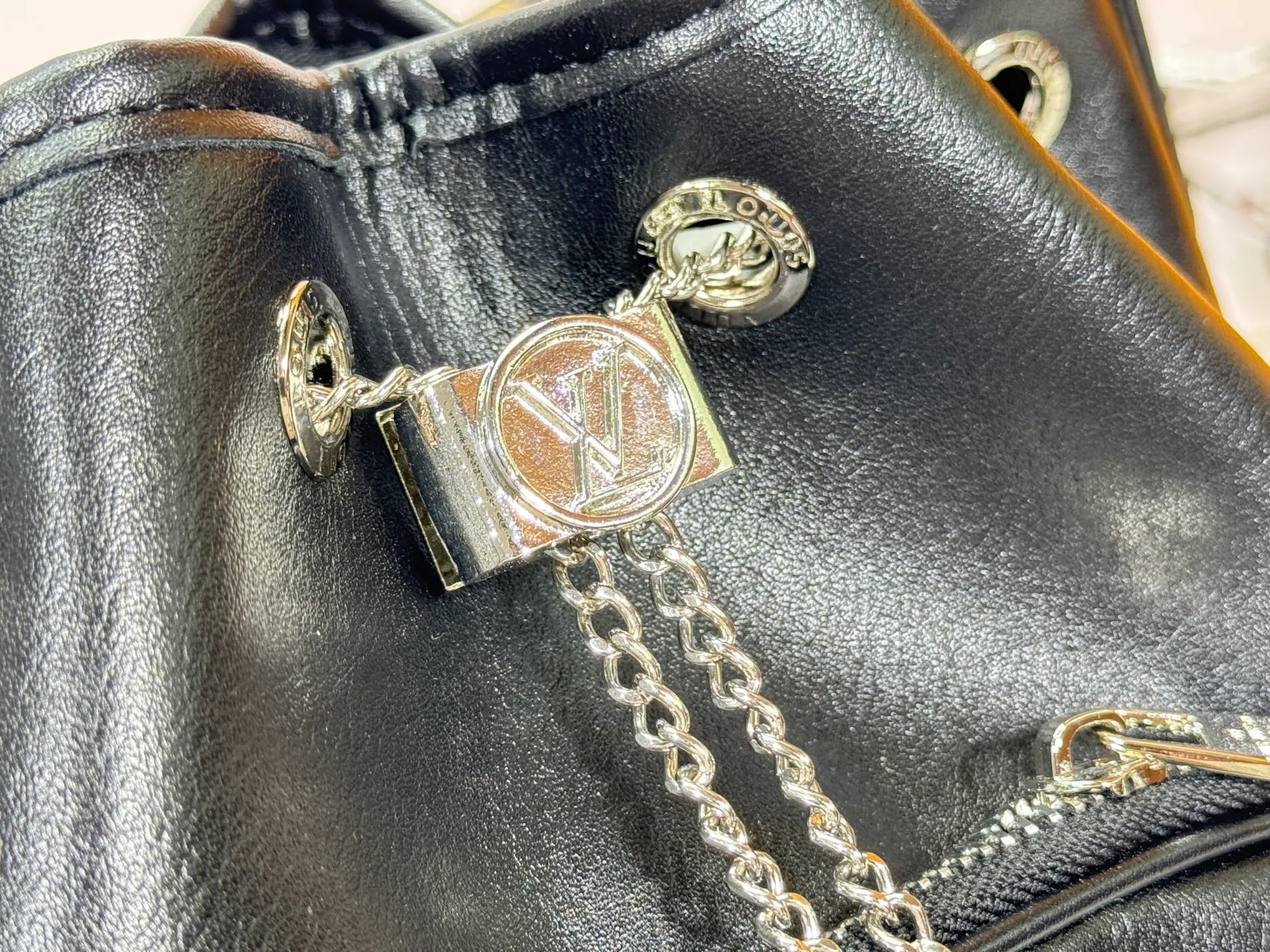 P280 is an upgraded version of the original M14377 No Way handbag from the LV Vibe series. It is made of sheep leather with shiny metal parts, renewing the classic Noé handbag elements with a modern rock style. The LV Circle sliding trim makes it easy to adjust the opening, and the zippered front pocket can be used to store keys and cosmetics. Dimensions: 22.5 x 15.5 x 24 cm (height x width x length)