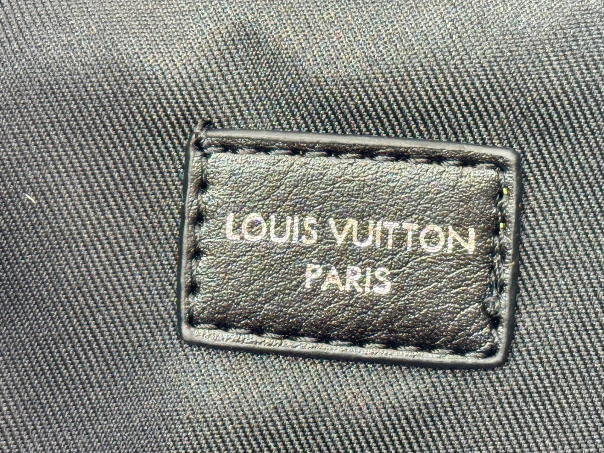 P280 is an upgraded version of the original M14377 No Way handbag from the LV Vibe series. It is made of sheep leather with shiny metal parts, renewing the classic Noé handbag elements with a modern rock style. The LV Circle sliding trim makes it easy to adjust the opening, and the zippered front pocket can be used to store keys and cosmetics. Dimensions: 22.5 x 15.5 x 24 cm (height x width x length)