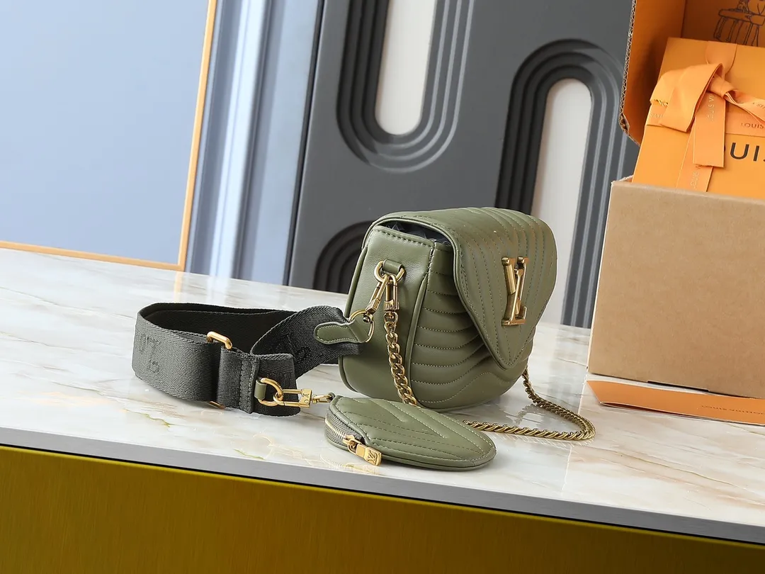 💰220💰Upgraded from the original M53936 M56461 M56466 M56471 M56468 Multi Pochette New The Wave handbag is made of smooth and soft quilted calf leather. It has a dynamic design, adjustable shoulder straps, antique gold metal accessories, bronze gold chain inscriptions and striped jacquard shoulder straps. It can be worn cross-body to provide a variety of carrying methods. The coin-shaped round bag on the shoulder strap can hold keys, change, etc. Size:19/14/5cm