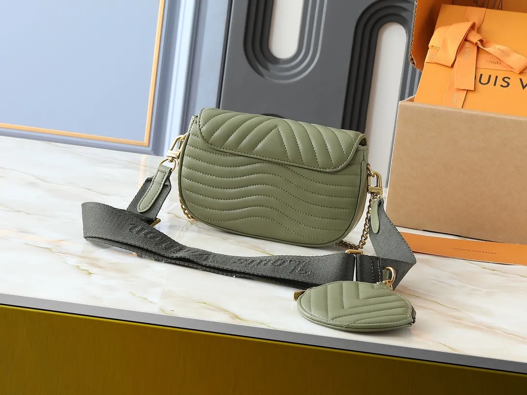 💰220💰Upgraded from the original M53936 M56461 M56466 M56471 M56468 Multi Pochette New The Wave handbag is made of smooth and soft quilted calf leather. It has a dynamic design, adjustable shoulder straps, antique gold metal accessories, bronze gold chain inscriptions and striped jacquard shoulder straps. It can be worn cross-body to provide a variety of carrying methods. The coin-shaped round bag on the shoulder strap can hold keys, change, etc. Size:19/14/5cm