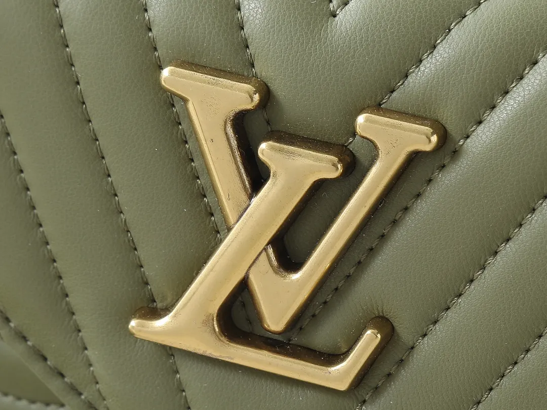 💰220💰Upgraded from the original M53936 M56461 M56466 M56471 M56468 Multi Pochette New The Wave handbag is made of smooth and soft quilted calf leather. It has a dynamic design, adjustable shoulder straps, antique gold metal accessories, bronze gold chain inscriptions and striped jacquard shoulder straps. It can be worn cross-body to provide a variety of carrying methods. The coin-shaped round bag on the shoulder strap can hold keys, change, etc. Size:19/14/5cm