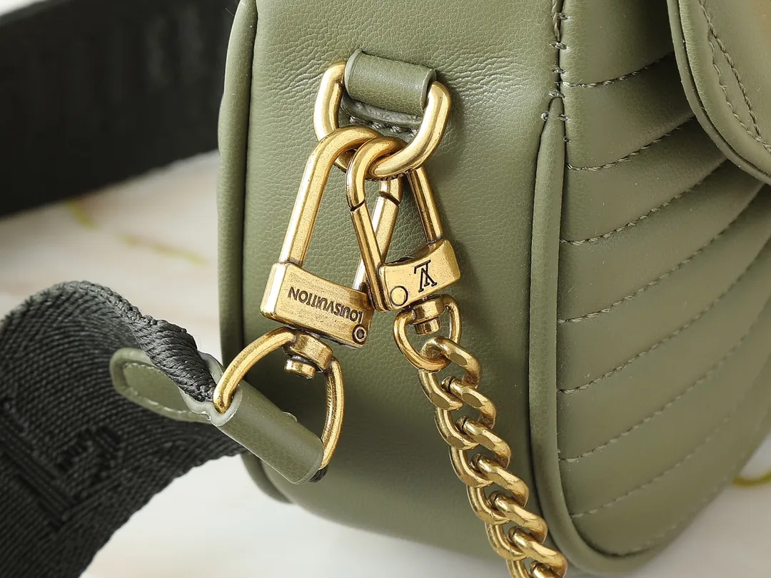 💰220💰Upgraded from the original M53936 M56461 M56466 M56471 M56468 Multi Pochette New The Wave handbag is made of smooth and soft quilted calf leather. It has a dynamic design, adjustable shoulder straps, antique gold metal accessories, bronze gold chain inscriptions and striped jacquard shoulder straps. It can be worn cross-body to provide a variety of carrying methods. The coin-shaped round bag on the shoulder strap can hold keys, change, etc. Size:19/14/5cm