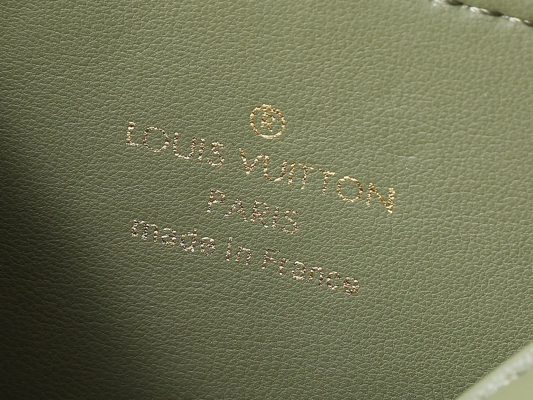 💰220💰Upgraded from the original M53936 M56461 M56466 M56471 M56468 Multi Pochette New The Wave handbag is made of smooth and soft quilted calf leather. It has a dynamic design, adjustable shoulder straps, antique gold metal accessories, bronze gold chain inscriptions and striped jacquard shoulder straps. It can be worn cross-body to provide a variety of carrying methods. The coin-shaped round bag on the shoulder strap can hold keys, change, etc. Size:19/14/5cm