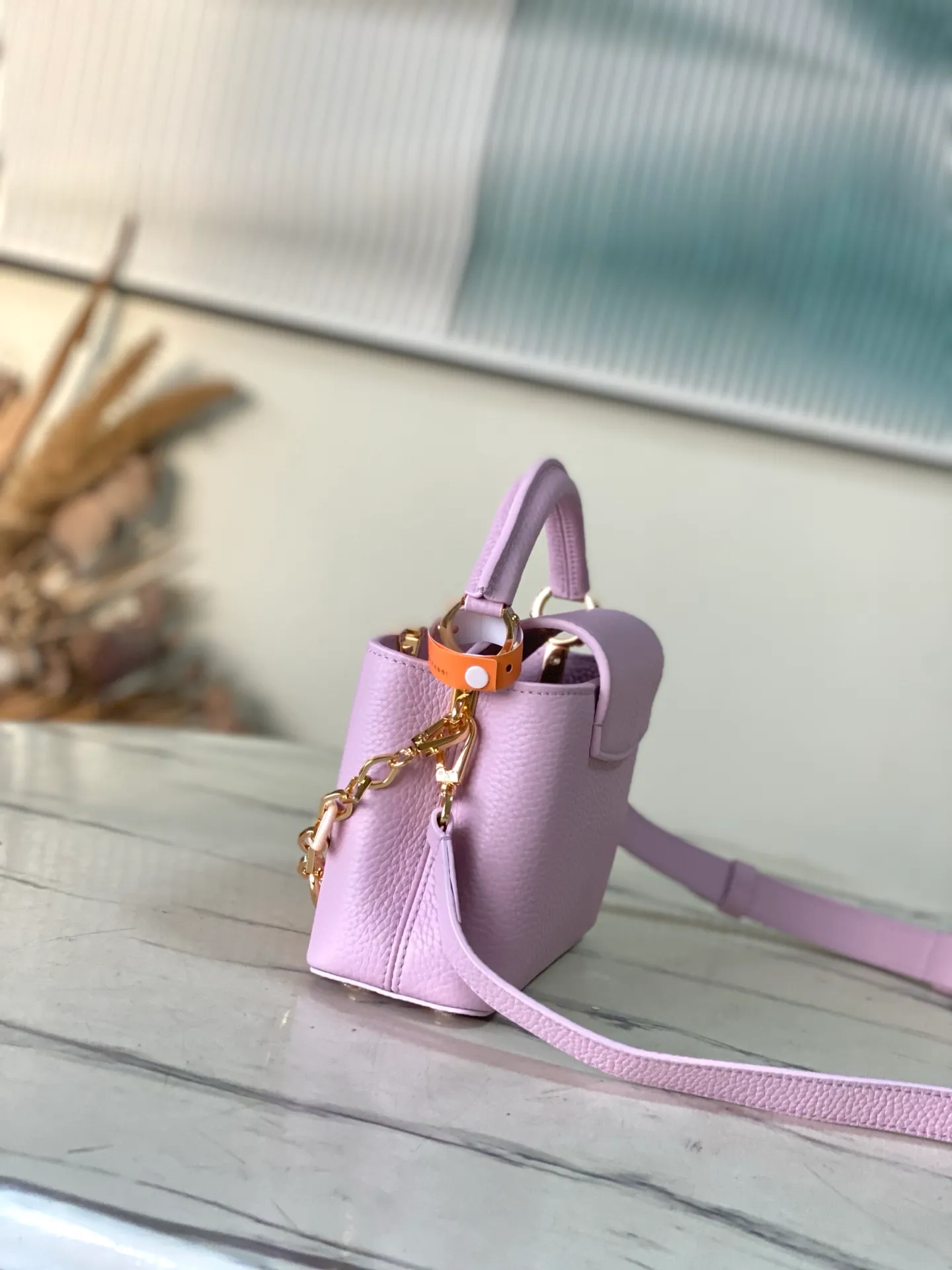 💰2120 "Special Original Leather" M14972 Mini This Capucines mini handbag is from the Harmony series, using a decorative chain to explore the inspiration of the Monogram flower. Taurillon cow leather creates an elegant structure, colorful resin outlines the V letter, and the flip cover provides two styles: external or internal. The neat interior is equipped with multiple pockets, and the detachable and adjustable shoulder strap makes it easy to wear cross-body. Dimensions: 21 × 14 × 8 cm