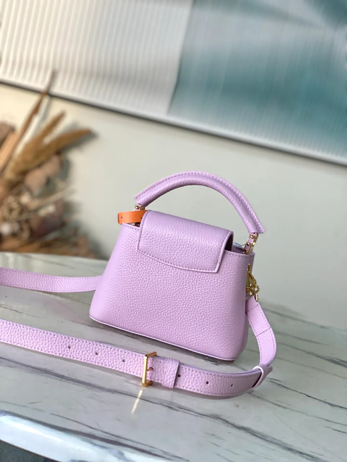 💰2120 "Special Original Leather" M14972 Mini This Capucines mini handbag is from the Harmony series, using a decorative chain to explore the inspiration of the Monogram flower. Taurillon cow leather creates an elegant structure, colorful resin outlines the V letter, and the flip cover provides two styles: external or internal. The neat interior is equipped with multiple pockets, and the detachable and adjustable shoulder strap makes it easy to wear cross-body. Dimensions: 21 × 14 × 8 cm