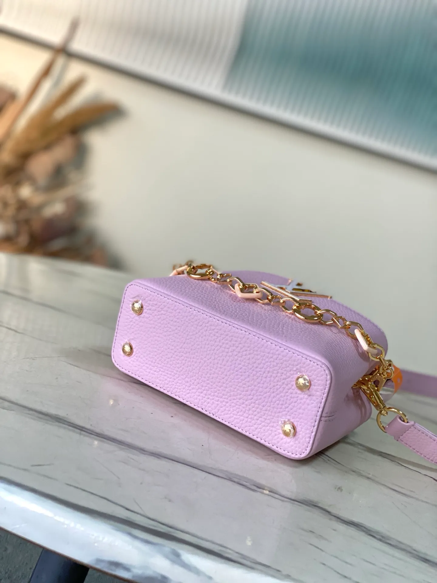 💰2120 "Special Original Leather" M14972 Mini This Capucines mini handbag is from the Harmony series, using a decorative chain to explore the inspiration of the Monogram flower. Taurillon cow leather creates an elegant structure, colorful resin outlines the V letter, and the flip cover provides two styles: external or internal. The neat interior is equipped with multiple pockets, and the detachable and adjustable shoulder strap makes it easy to wear cross-body. Dimensions: 21 × 14 × 8 cm