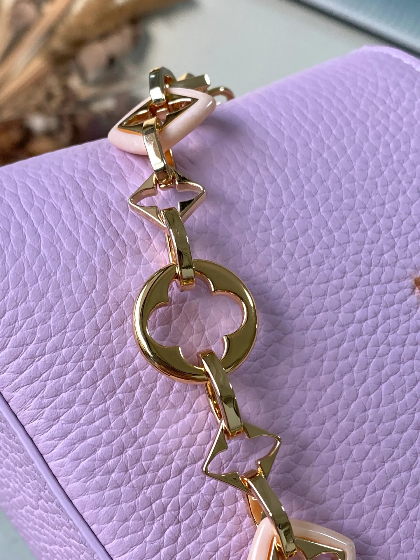 💰2120 "Special Original Leather" M14972 Mini This Capucines mini handbag is from the Harmony series, using a decorative chain to explore the inspiration of the Monogram flower. Taurillon cow leather creates an elegant structure, colorful resin outlines the V letter, and the flip cover provides two styles: external or internal. The neat interior is equipped with multiple pockets, and the detachable and adjustable shoulder strap makes it easy to wear cross-body. Dimensions: 21 × 14 × 8 cm