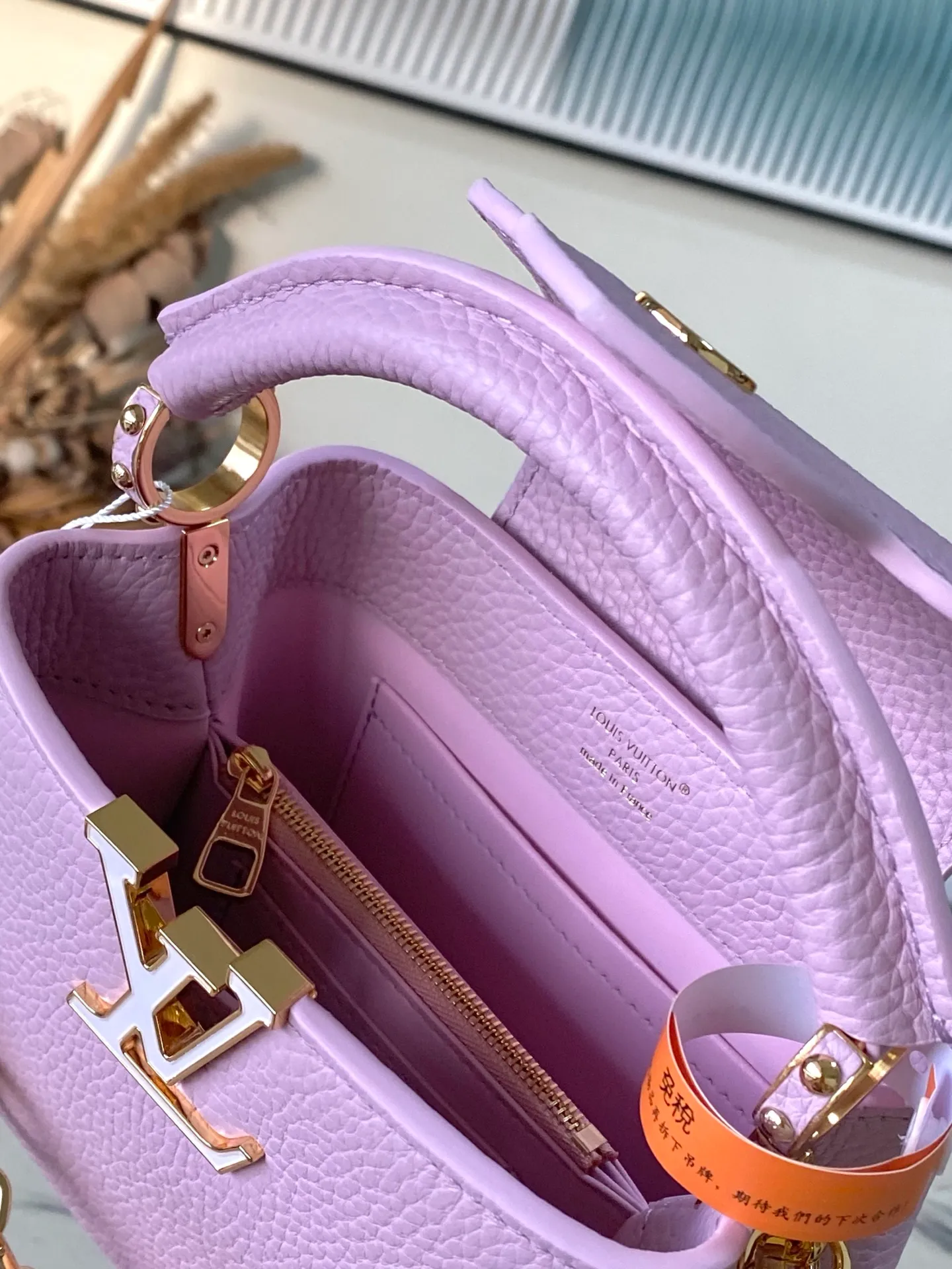 💰2120 "Special Original Leather" M14972 Mini This Capucines mini handbag is from the Harmony series, using a decorative chain to explore the inspiration of the Monogram flower. Taurillon cow leather creates an elegant structure, colorful resin outlines the V letter, and the flip cover provides two styles: external or internal. The neat interior is equipped with multiple pockets, and the detachable and adjustable shoulder strap makes it easy to wear cross-body. Dimensions: 21 × 14 × 8 cm