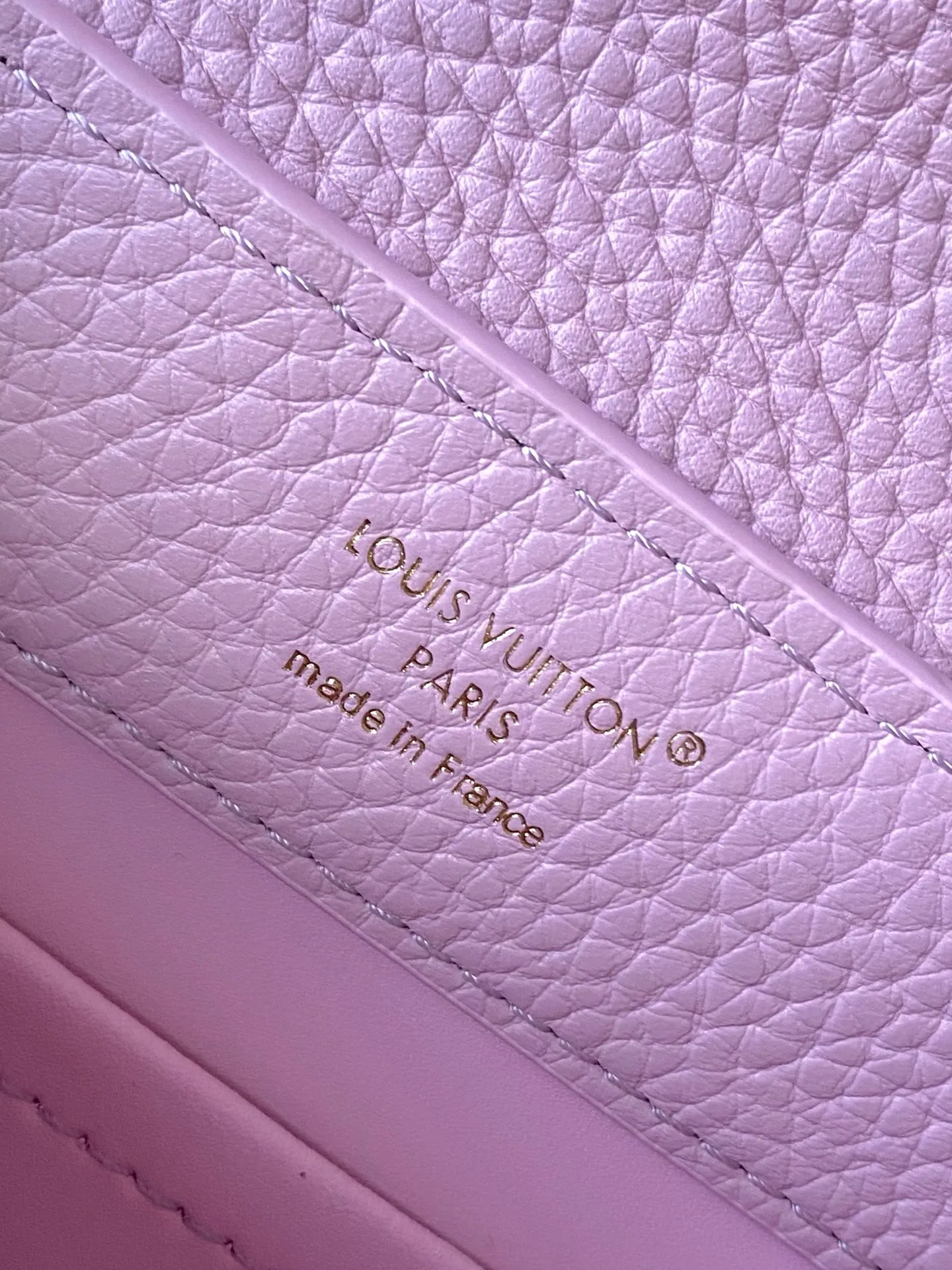 💰2120 "Special Original Leather" M14972 Mini This Capucines mini handbag is from the Harmony series, using a decorative chain to explore the inspiration of the Monogram flower. Taurillon cow leather creates an elegant structure, colorful resin outlines the V letter, and the flip cover provides two styles: external or internal. The neat interior is equipped with multiple pockets, and the detachable and adjustable shoulder strap makes it easy to wear cross-body. Dimensions: 21 × 14 × 8 cm