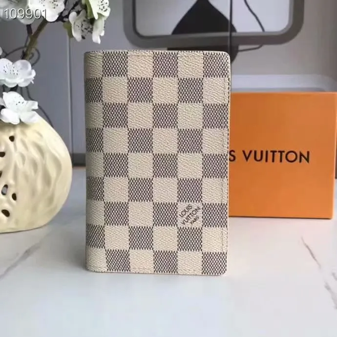 P100lv Wallet Coin Clip M60181 A must-have accessory for modern travelers, this coated canvas passport cover combines fashion and practicality. Equipped with four credit card slots and two convenient pockets for quick access to your passport. Dimensions: 10.0 x 14.0 x 2.5 cm ~