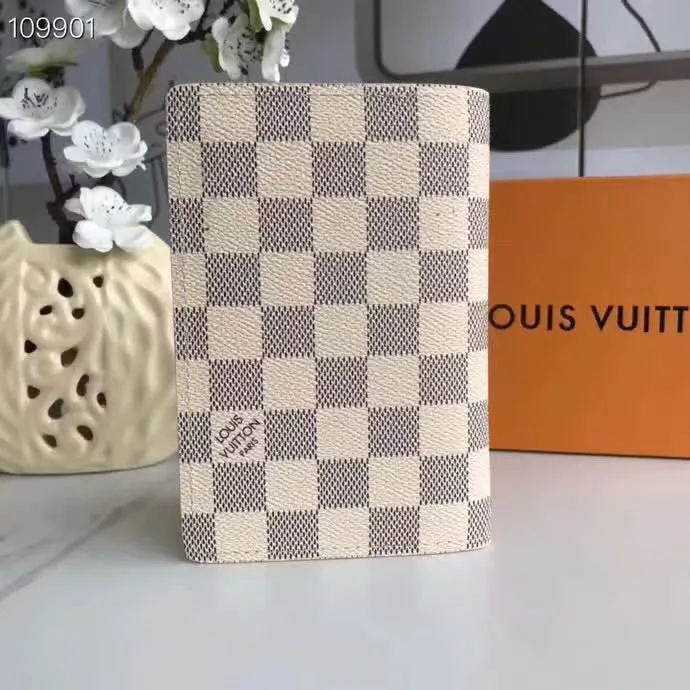 P100lv Wallet Coin Clip M60181 A must-have accessory for modern travelers, this coated canvas passport cover combines fashion and practicality. Equipped with four credit card slots and two convenient pockets for quick access to your passport. Dimensions: 10.0 x 14.0 x 2.5 cm ~