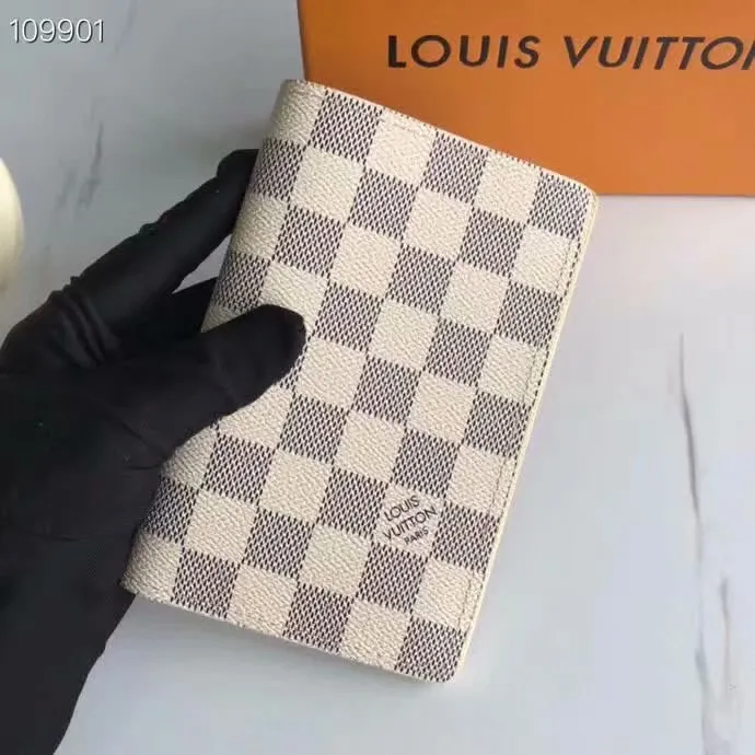 P100lv Wallet Coin Clip M60181 A must-have accessory for modern travelers, this coated canvas passport cover combines fashion and practicality. Equipped with four credit card slots and two convenient pockets for quick access to your passport. Dimensions: 10.0 x 14.0 x 2.5 cm ~