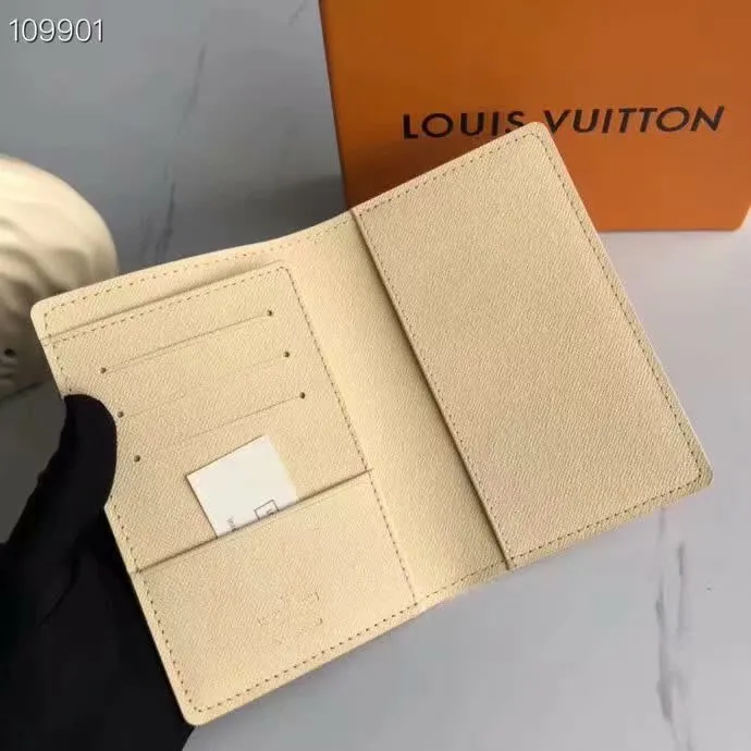 P100lv Wallet Coin Clip M60181 A must-have accessory for modern travelers, this coated canvas passport cover combines fashion and practicality. Equipped with four credit card slots and two convenient pockets for quick access to your passport. Dimensions: 10.0 x 14.0 x 2.5 cm ~