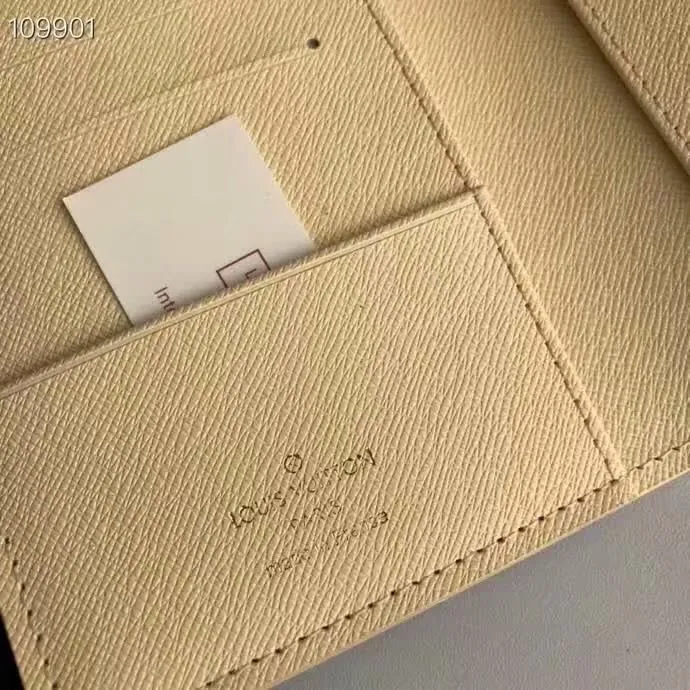 P100lv Wallet Coin Clip M60181 A must-have accessory for modern travelers, this coated canvas passport cover combines fashion and practicality. Equipped with four credit card slots and two convenient pockets for quick access to your passport. Dimensions: 10.0 x 14.0 x 2.5 cm ~