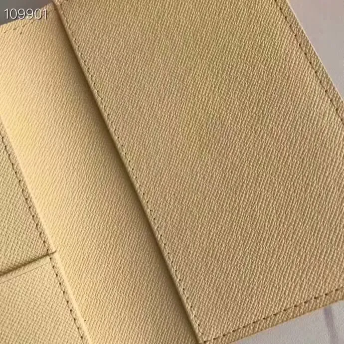 P100lv Wallet Coin Clip M60181 A must-have accessory for modern travelers, this coated canvas passport cover combines fashion and practicality. Equipped with four credit card slots and two convenient pockets for quick access to your passport. Dimensions: 10.0 x 14.0 x 2.5 cm ~