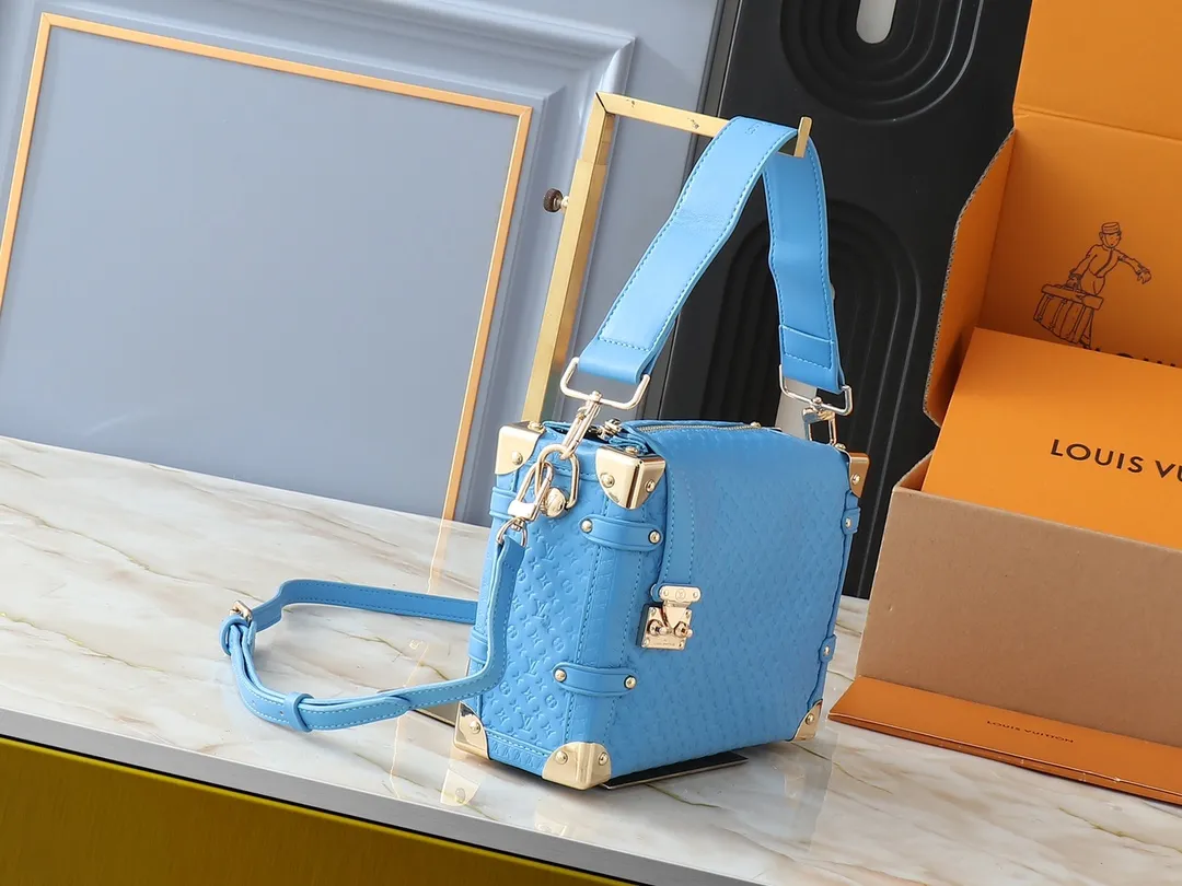 💰320💰Upgraded from the original M46358 full leather bag inspired by travel luggage. The overall design is a classic monogram. The bag is surrounded by metal edging, retaining the signature hard box craftsmanship, and perfectly blending leather and metal, softness and hardness, which not only shows the softness of the leather but also incorporates a bit of laziness and casualness. Dimensions: 24.5x16.5x8.5cm (length x height x width)