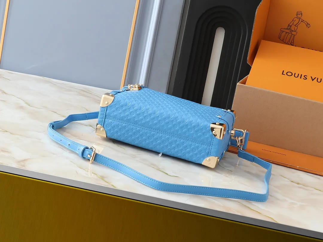 💰320💰Upgraded from the original M46358 full leather bag inspired by travel luggage. The overall design is a classic monogram. The bag is surrounded by metal edging, retaining the signature hard box craftsmanship, and perfectly blending leather and metal, softness and hardness, which not only shows the softness of the leather but also incorporates a bit of laziness and casualness. Dimensions: 24.5x16.5x8.5cm (length x height x width)