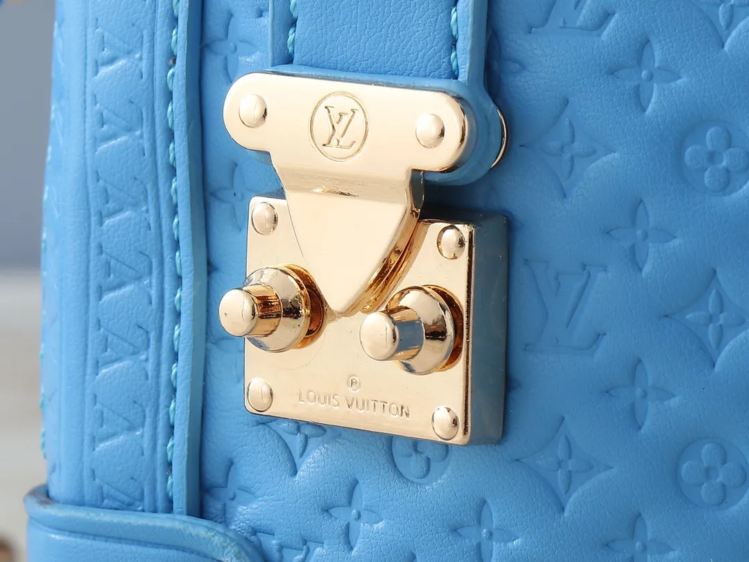 💰320💰Upgraded from the original M46358 full leather bag inspired by travel luggage. The overall design is a classic monogram. The bag is surrounded by metal edging, retaining the signature hard box craftsmanship, and perfectly blending leather and metal, softness and hardness, which not only shows the softness of the leather but also incorporates a bit of laziness and casualness. Dimensions: 24.5x16.5x8.5cm (length x height x width)
