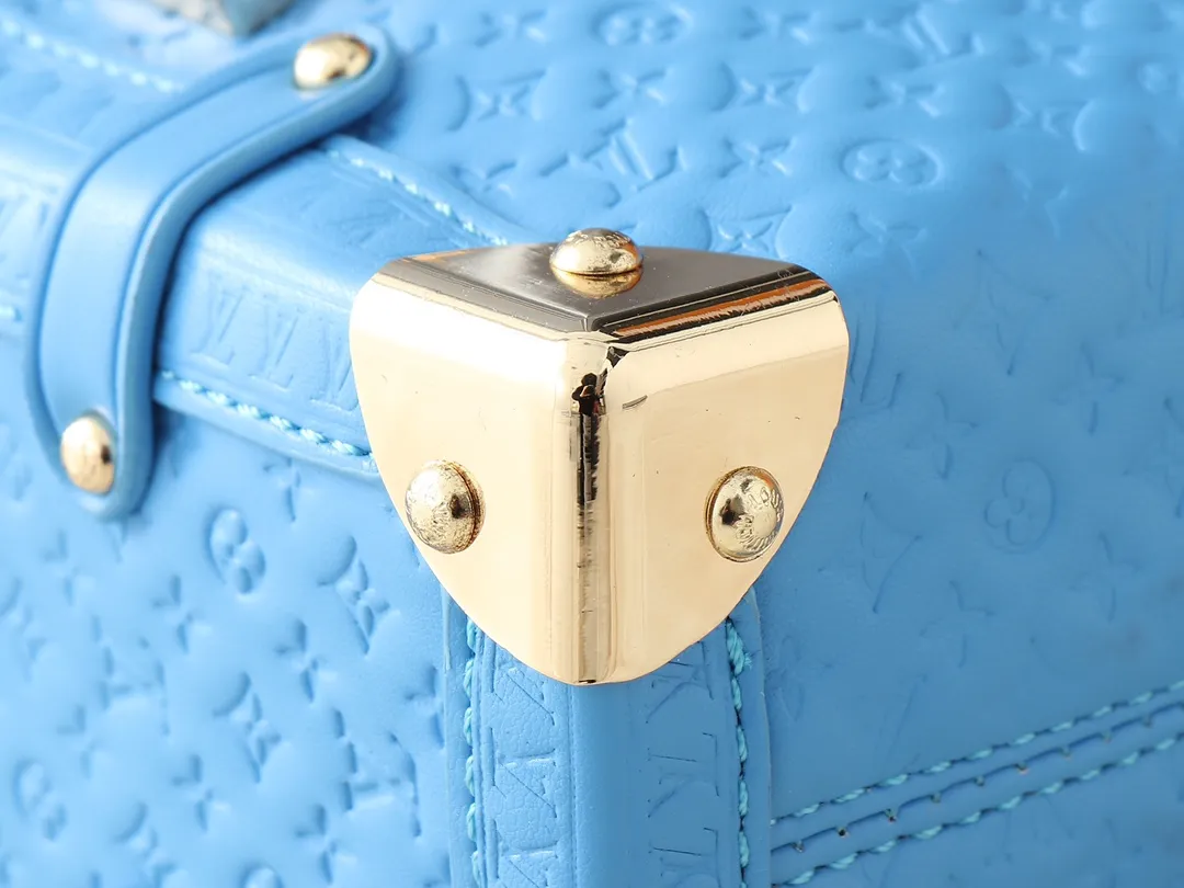 💰320💰Upgraded from the original M46358 full leather bag inspired by travel luggage. The overall design is a classic monogram. The bag is surrounded by metal edging, retaining the signature hard box craftsmanship, and perfectly blending leather and metal, softness and hardness, which not only shows the softness of the leather but also incorporates a bit of laziness and casualness. Dimensions: 24.5x16.5x8.5cm (length x height x width)