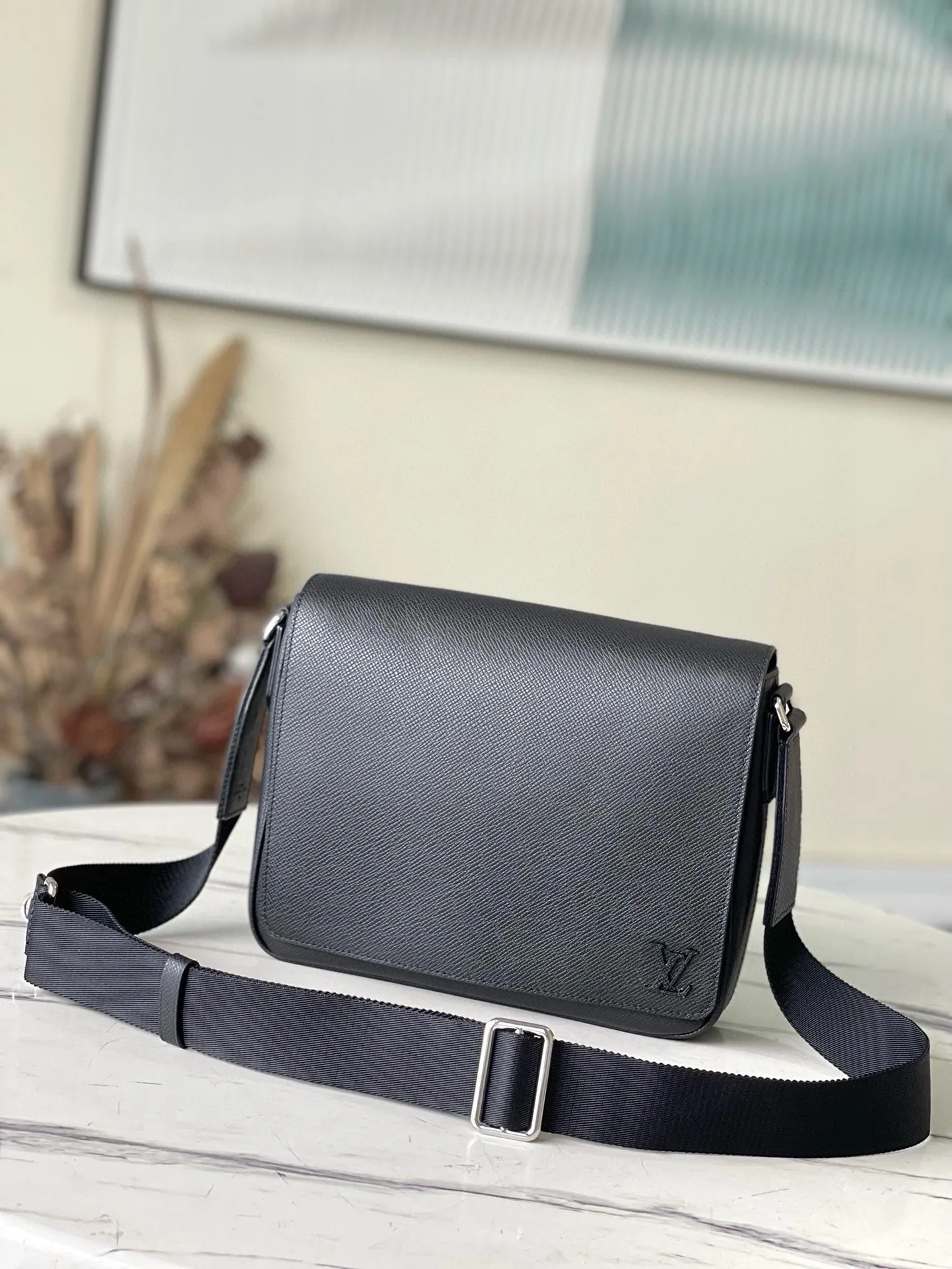 💰1020 (first-grain leather) top-quality original M30850 black. This District small messenger bag is made of dark-dyed Taïga leather. It is equipped with a zippered back pocket. Its square shape and suitable size make it an everyday choice. Adjustable shoulder strap for shoulder or cross-body wear, D-ring for hanging keys or wallet Dimensions 26 x 20 x 7 cm (length x height x width)