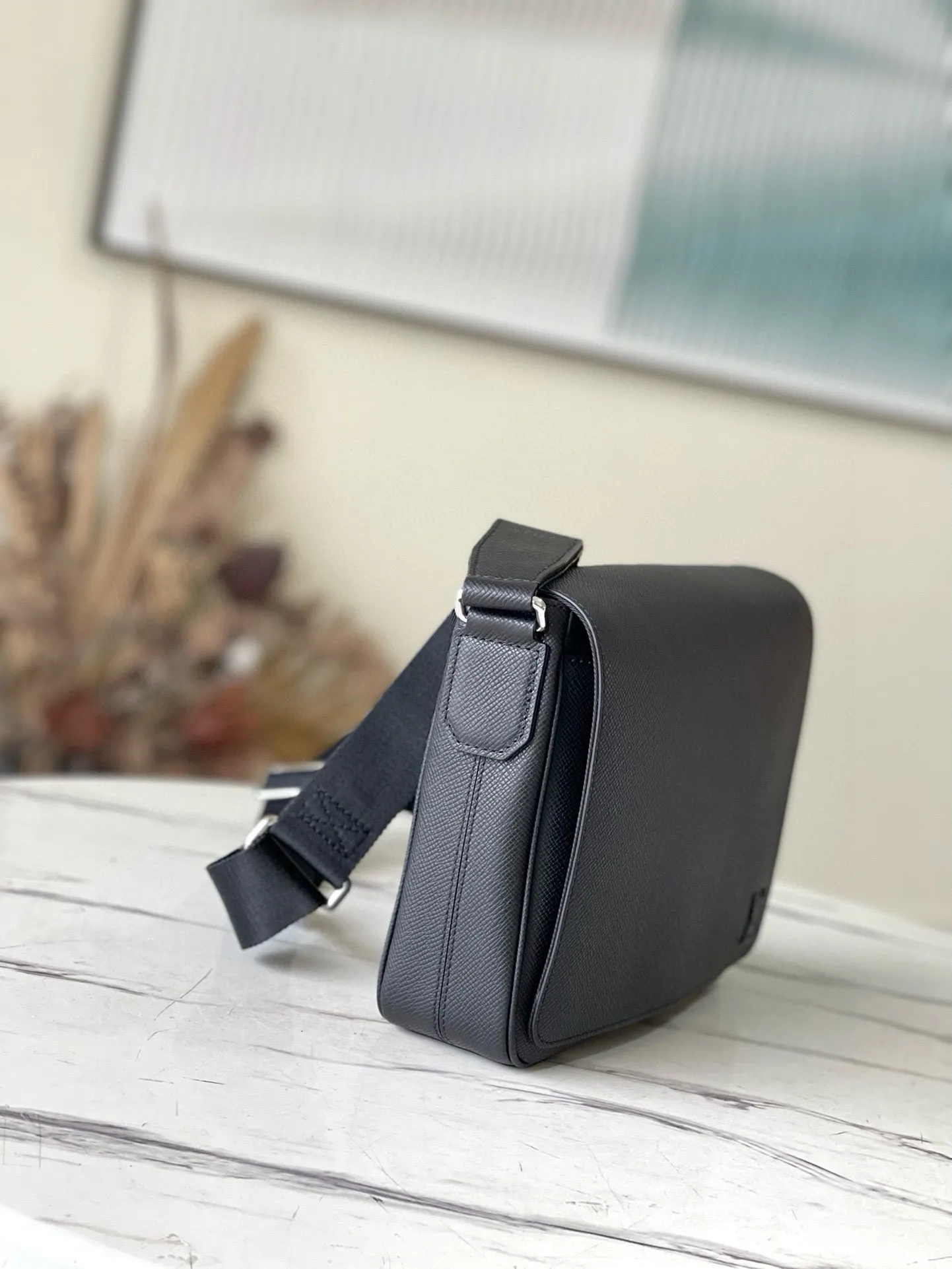 💰1020 (first-grain leather) top-quality original M30850 black. This District small messenger bag is made of dark-dyed Taïga leather. It is equipped with a zippered back pocket. Its square shape and suitable size make it an everyday choice. Adjustable shoulder strap for shoulder or cross-body wear, D-ring for hanging keys or wallet Dimensions 26 x 20 x 7 cm (length x height x width)