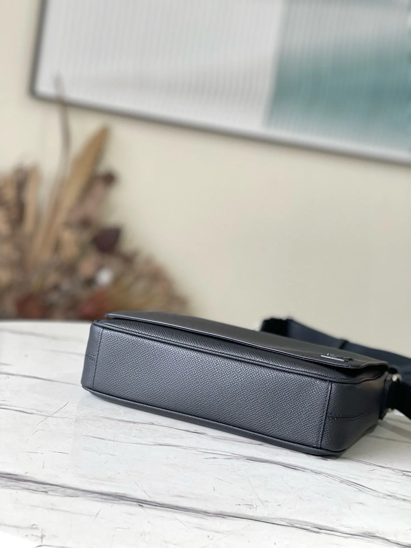💰1020 (first-grain leather) top-quality original M30850 black. This District small messenger bag is made of dark-dyed Taïga leather. It is equipped with a zippered back pocket. Its square shape and suitable size make it an everyday choice. Adjustable shoulder strap for shoulder or cross-body wear, D-ring for hanging keys or wallet Dimensions 26 x 20 x 7 cm (length x height x width)