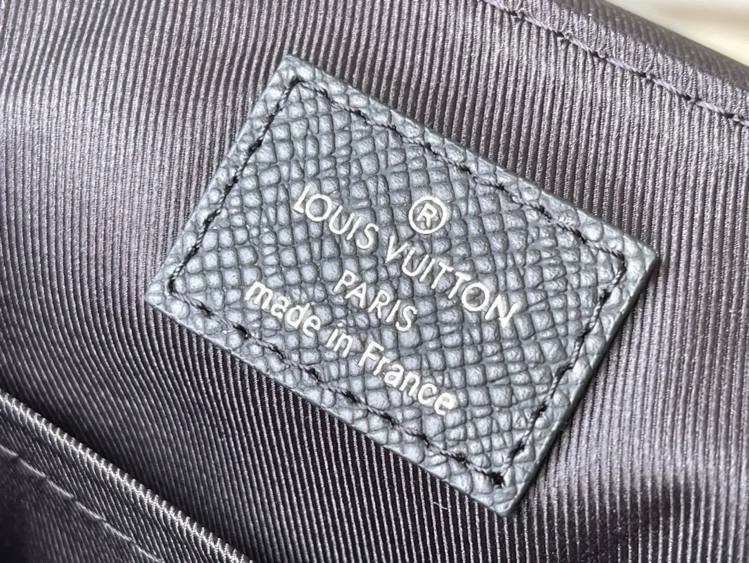 💰1020 (first-grain leather) top-quality original M30850 black. This District small messenger bag is made of dark-dyed Taïga leather. It is equipped with a zippered back pocket. Its square shape and suitable size make it an everyday choice. Adjustable shoulder strap for shoulder or cross-body wear, D-ring for hanging keys or wallet Dimensions 26 x 20 x 7 cm (length x height x width)
