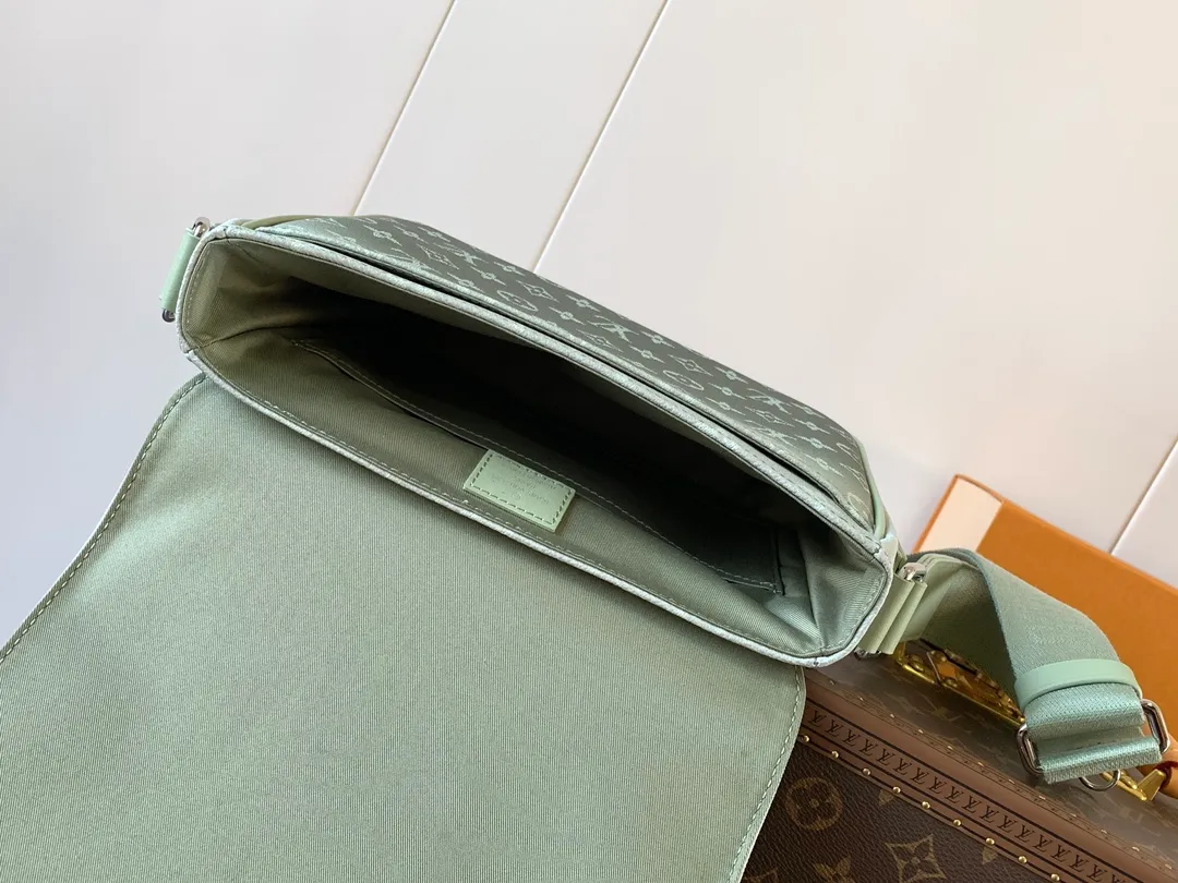 💰940 Top Original Order Changing Dynamic Chip M11593 Gradient Color Top Original Order Exclusive Men's Messenger Bag Series DISTRICT Small Messenger Bag This District small messenger bag is made of Damier Infini coated canvas, with magnetic buckle closure and zipper back pocket, enriching daily travel with classic style. Adjustable shoulder strap marked with Louis Vuitton logo. Detailed features26 x 20 x 7 cm