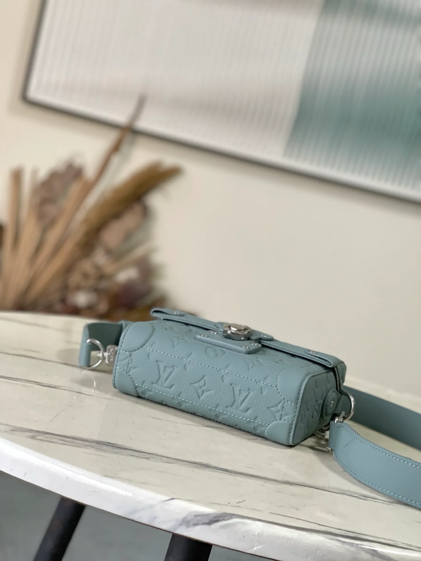 💰1400 (first-grain leather) top original order M13870 green This Soul Trunk handbag is made of soft Monogram embossed Taurillon cow leather to interpret the brand's traditional hard box structure. Reinforced corners Leather details and detachable and adjustable shoulder straps embellish the Monogram pattern body. Cotton lining completes the overall size: 19x15x7cm