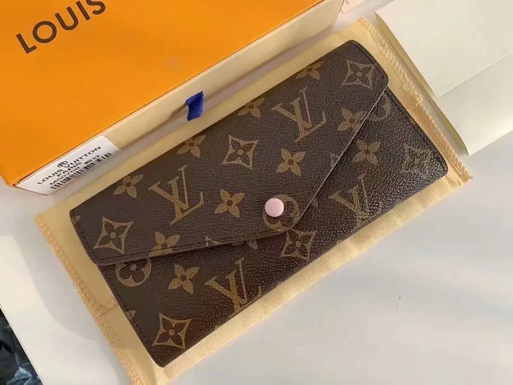 The P110Josephine Wallet is inspired by Louis Vuitton's first wallet. It is made of soft Monogram canvas and lined with brightly colored lining, giving the brand's classic design a unique and stylish beauty. The long, flat shape makes it easy to slip into any pocket or handbag. Model: M60708 Size: 19/10.