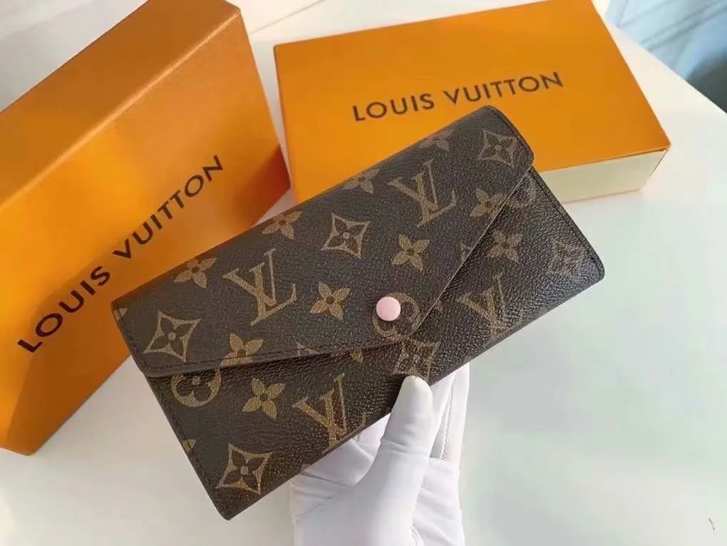 The P110Josephine Wallet is inspired by Louis Vuitton's first wallet. It is made of soft Monogram canvas and lined with brightly colored lining, giving the brand's classic design a unique and stylish beauty. The long, flat shape makes it easy to slip into any pocket or handbag. Model: M60708 Size: 19/10.