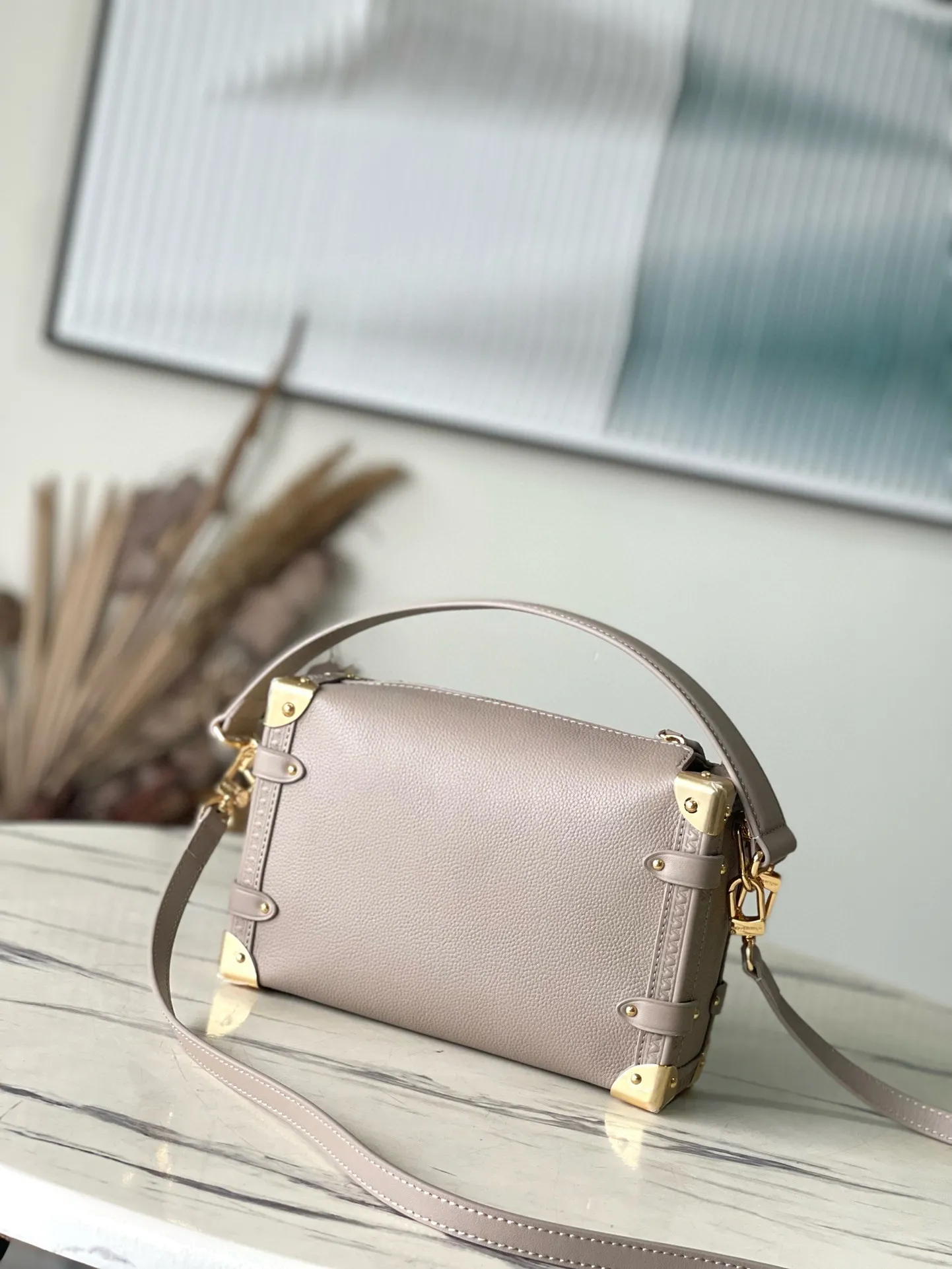 💰1300 (first-grain leather) top original order M25072 elephant gray Founding director Nicolas Ghesqulere pays tribute to the brand’s traditional hard luggage with this elegant Side Trunk medium handbag. The grained cow leather bag features smooth cow leather trim, S-ock buckle and metallic texture with rounded corners. The handle and adjustable shoulder strap are detachable, making it easy to hold, carry on the shoulder or cross-body. Dimensions: 21 × 14 × 6 cm
