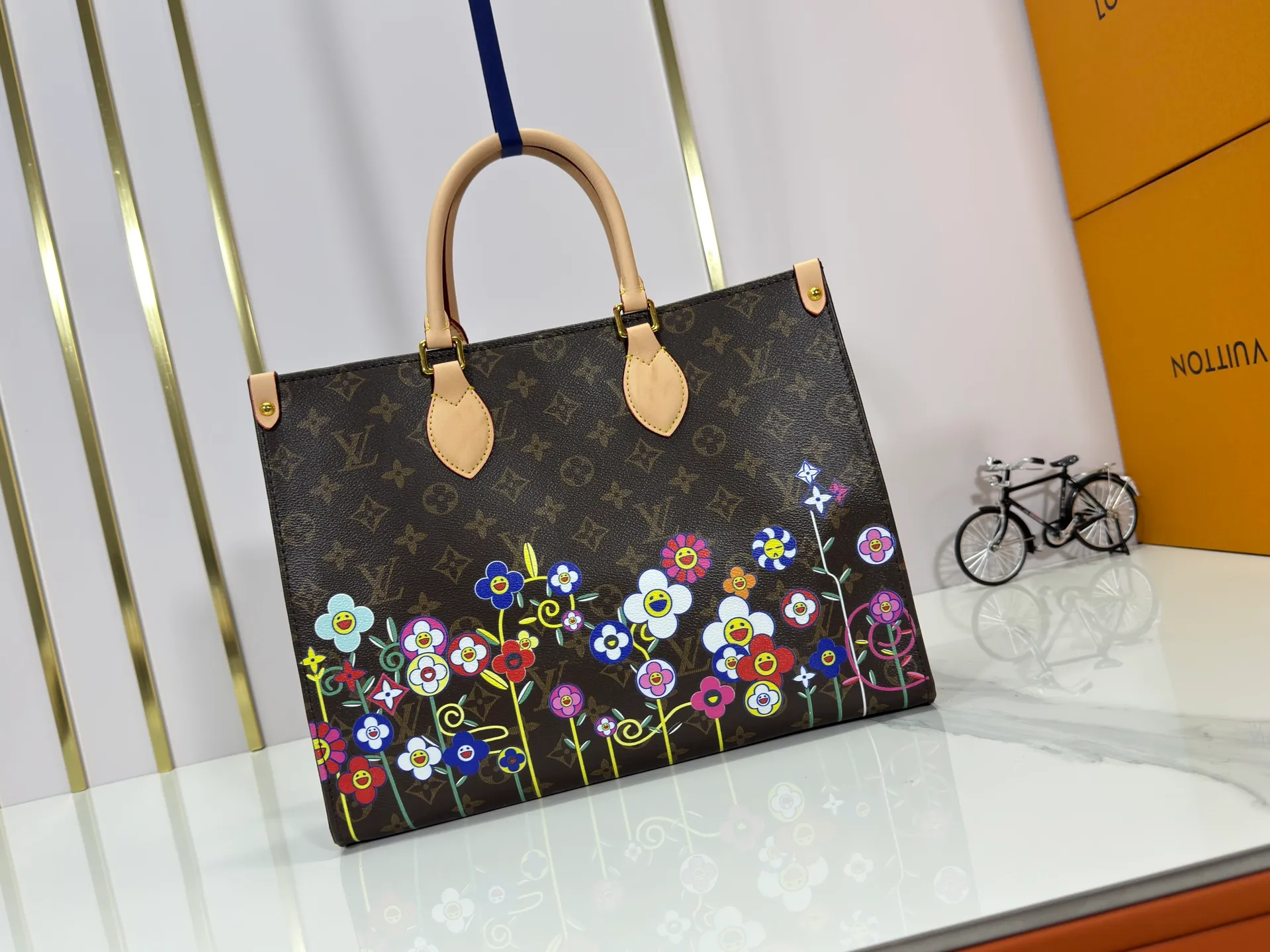 P260 Upgraded Original 🔥New 🔥M45039 M45321 M44571 This Onthego medium handbag uses classic Monogram canvas and Monogram Reverse canvas on both sides to present different styles at will. Toron's dual handles and shoulder strap allow for a variety of carrying options. Dimensions: 34.0 x 26.0 x 13.0 cm (length x height x width)