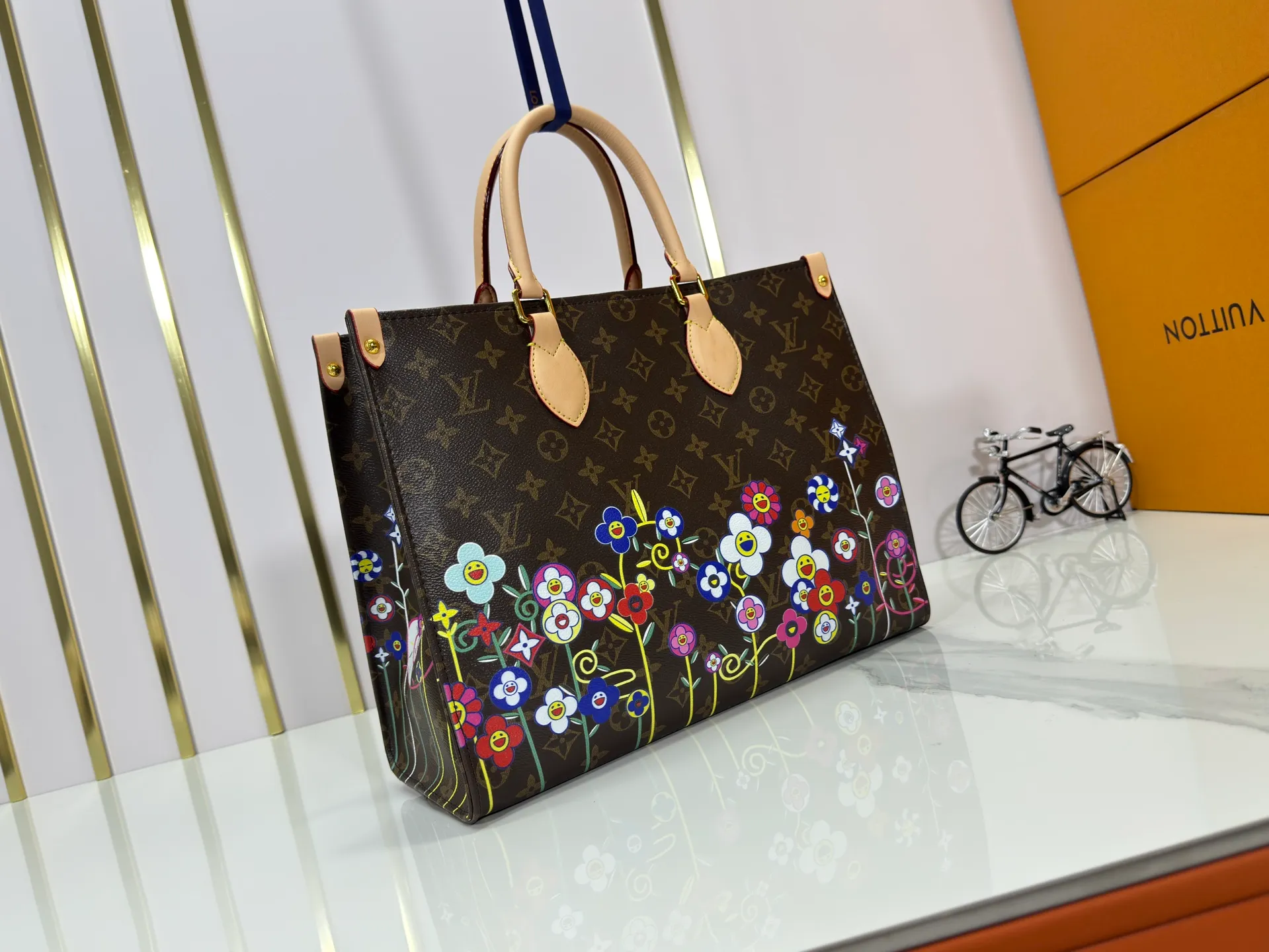 P260 Upgraded Original 🔥New 🔥M45039 M45321 M44571 This Onthego medium handbag uses classic Monogram canvas and Monogram Reverse canvas on both sides to present different styles at will. Toron's dual handles and shoulder strap allow for a variety of carrying options. Dimensions: 34.0 x 26.0 x 13.0 cm (length x height x width)
