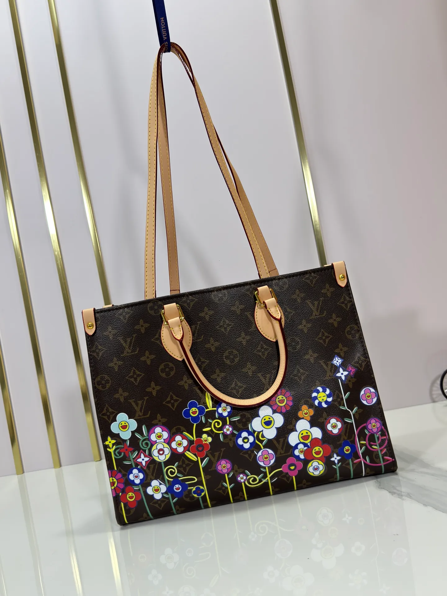 P260 Upgraded Original 🔥New 🔥M45039 M45321 M44571 This Onthego medium handbag uses classic Monogram canvas and Monogram Reverse canvas on both sides to present different styles at will. Toron's dual handles and shoulder strap allow for a variety of carrying options. Dimensions: 34.0 x 26.0 x 13.0 cm (length x height x width)
