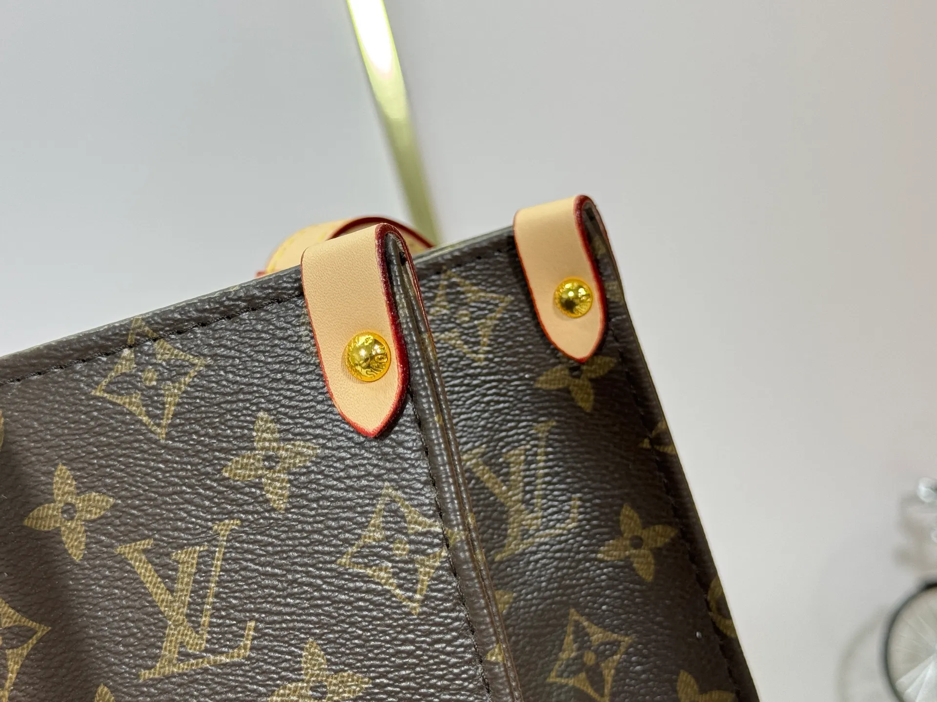P260 Upgraded Original 🔥New 🔥M45039 M45321 M44571 This Onthego medium handbag uses classic Monogram canvas and Monogram Reverse canvas on both sides to present different styles at will. Toron's dual handles and shoulder strap allow for a variety of carrying options. Dimensions: 34.0 x 26.0 x 13.0 cm (length x height x width)