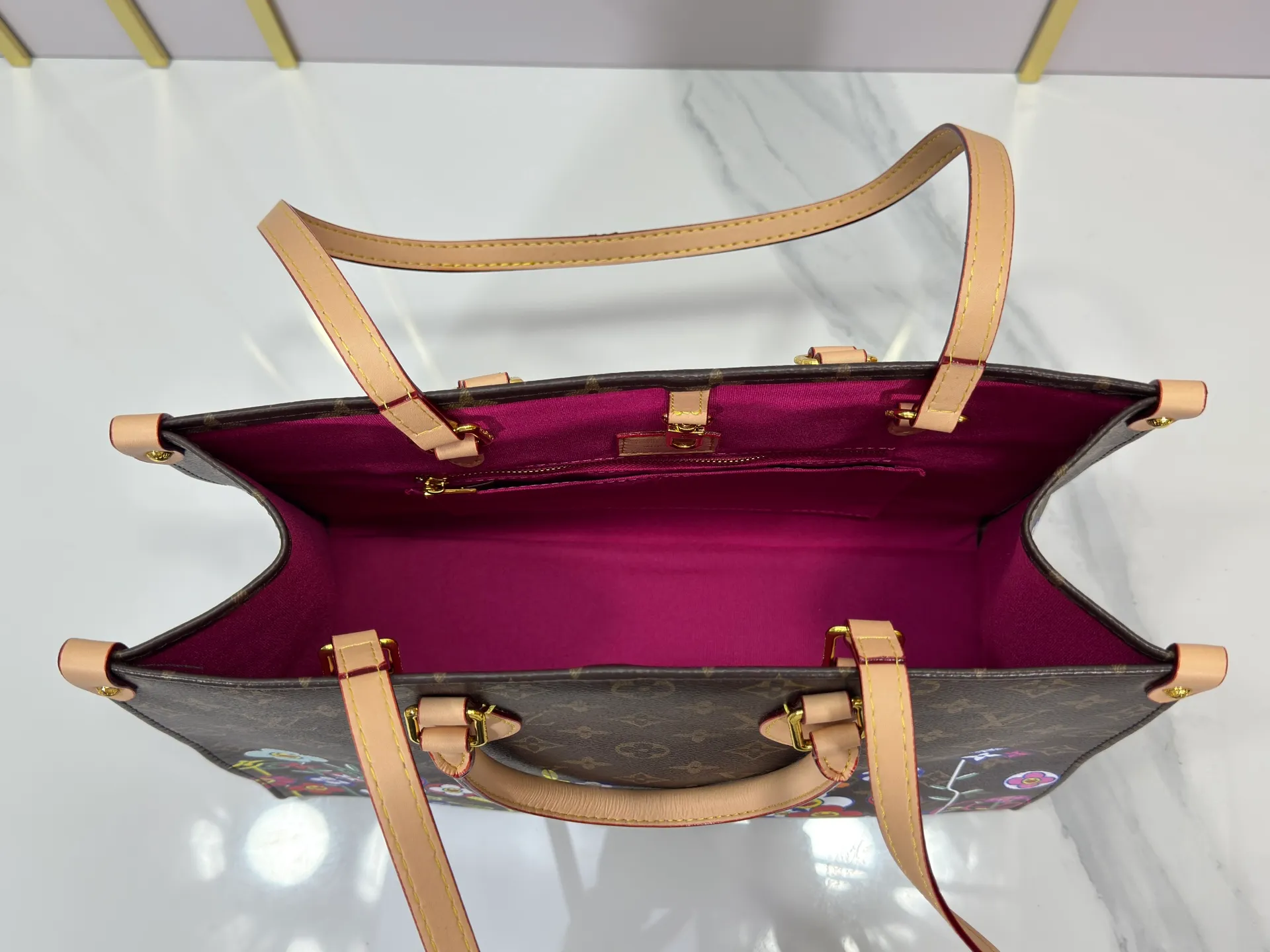 P260 Upgraded Original 🔥New 🔥M45039 M45321 M44571 This Onthego medium handbag uses classic Monogram canvas and Monogram Reverse canvas on both sides to present different styles at will. Toron's dual handles and shoulder strap allow for a variety of carrying options. Dimensions: 34.0 x 26.0 x 13.0 cm (length x height x width)