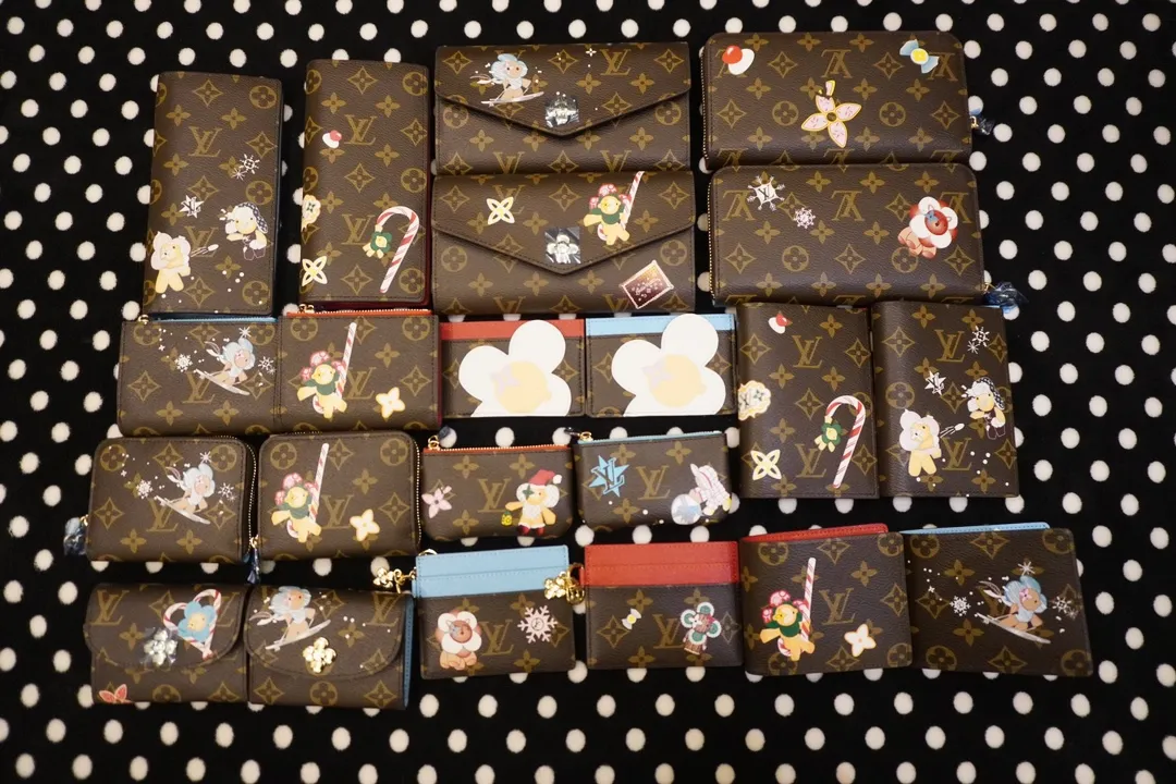 P160💰 60531, model number 12207 This LV Charms card holder is from the SnowShow series, incorporating the iconic Monogram canvas with smooth leather trim and festive patterns. The brand mascot Vivienne’s pet dog Petula lives in a corner, and Vivienne decorations and LV flowers complete the exquisite design. Dimensions 19x10x2