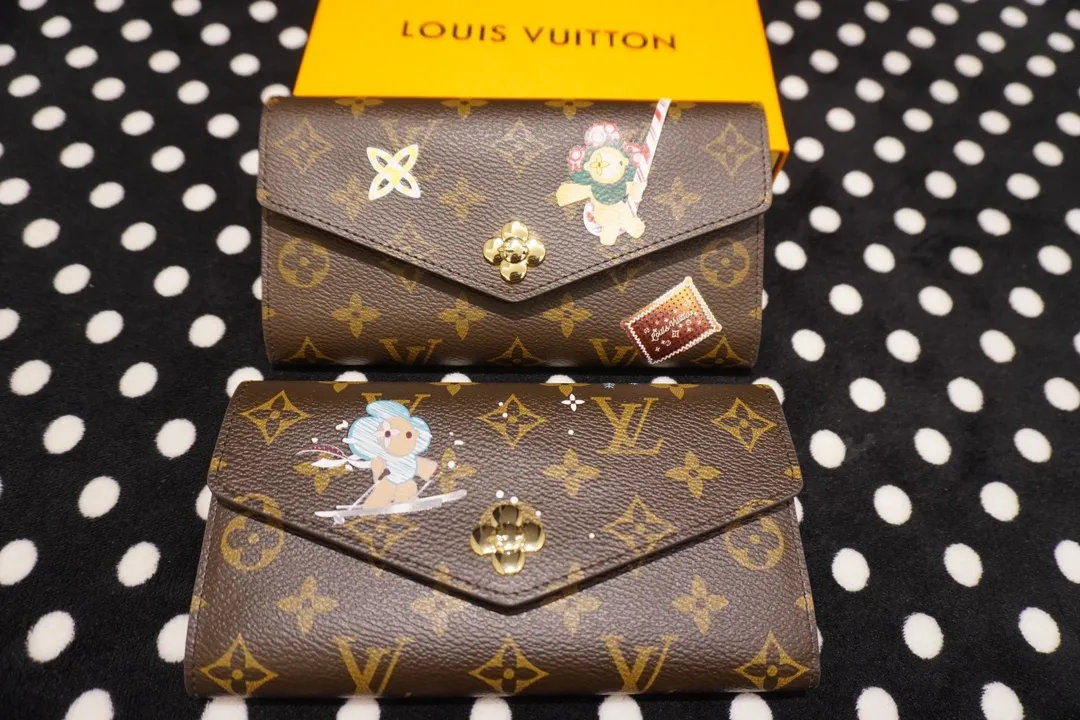 P160💰 60531, model number 12207 This LV Charms card holder is from the SnowShow series, incorporating the iconic Monogram canvas with smooth leather trim and festive patterns. The brand mascot Vivienne’s pet dog Petula lives in a corner, and Vivienne decorations and LV flowers complete the exquisite design. Dimensions 19x10x2