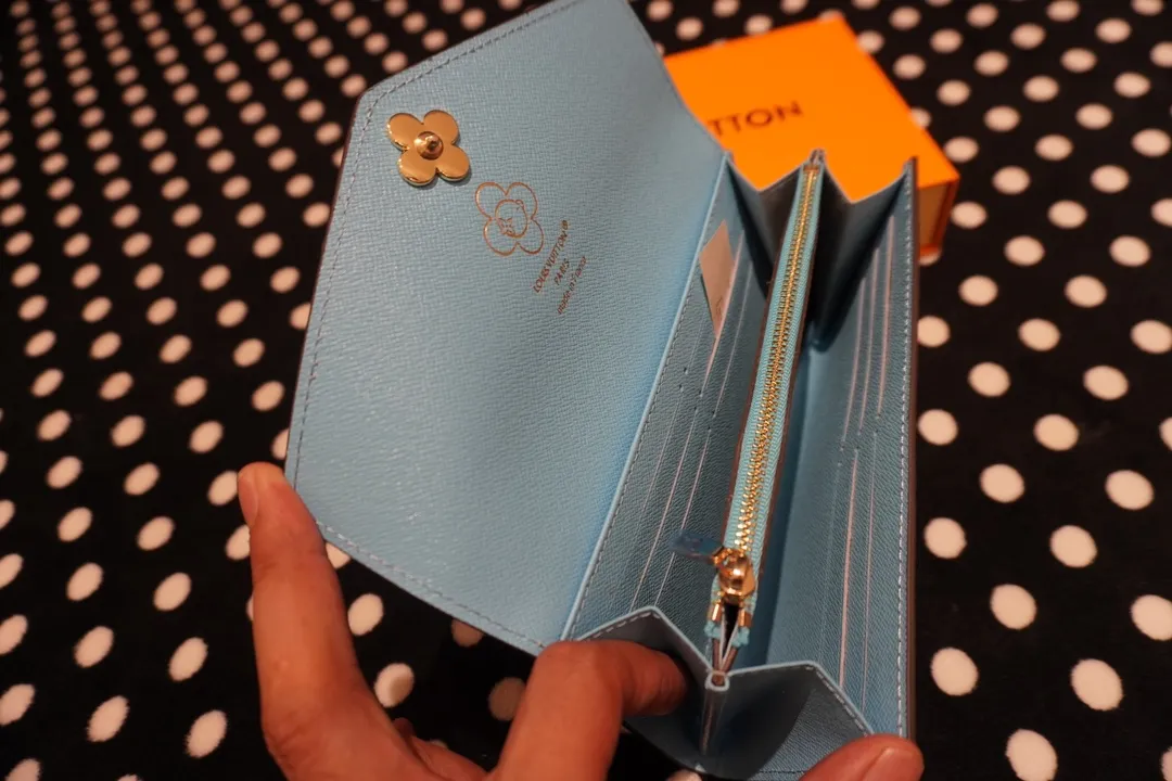 P160💰 60531, model number 12207 This LV Charms card holder is from the SnowShow series, incorporating the iconic Monogram canvas with smooth leather trim and festive patterns. The brand mascot Vivienne’s pet dog Petula lives in a corner, and Vivienne decorations and LV flowers complete the exquisite design. Dimensions 19x10x2