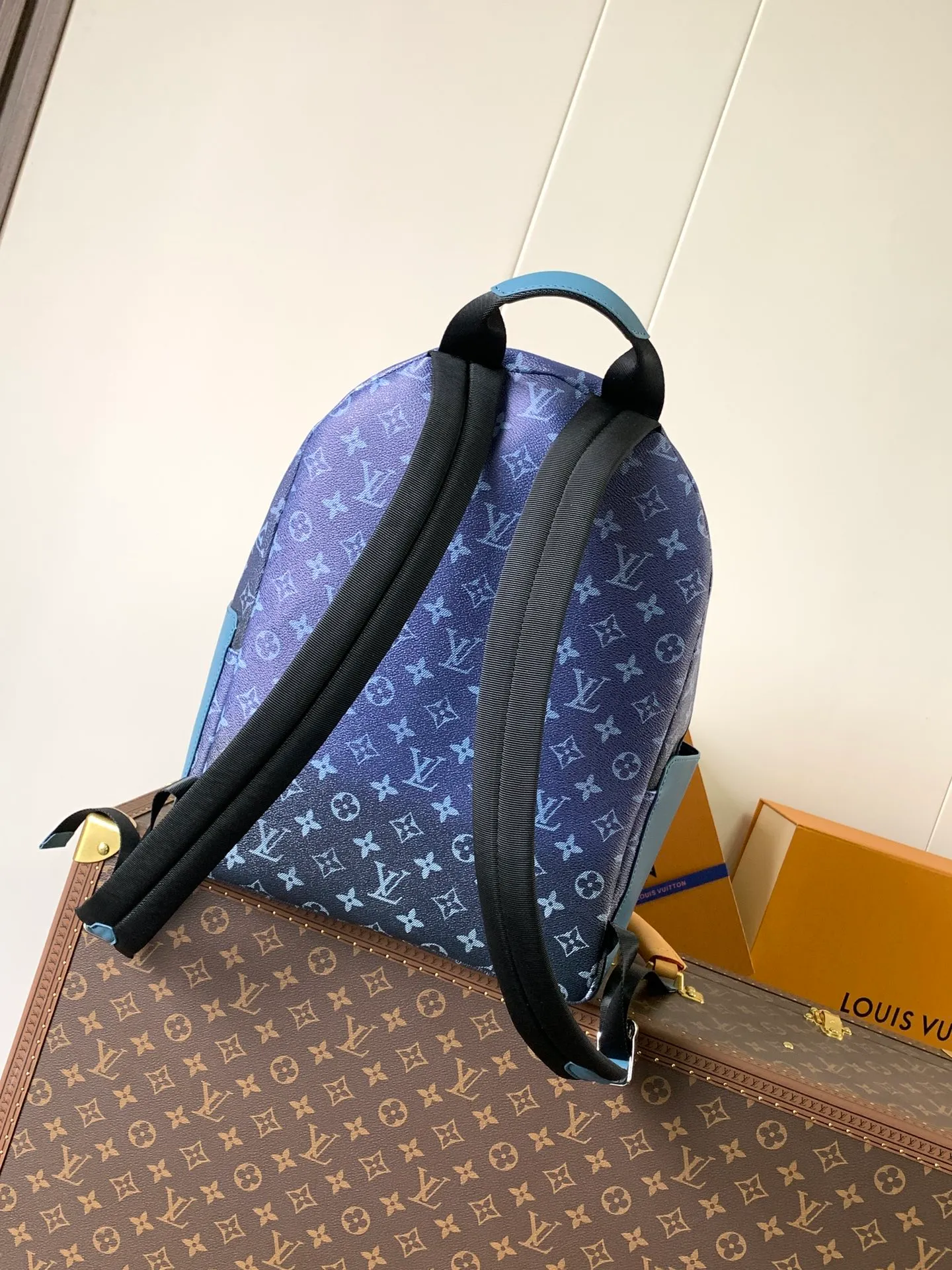 💰1020 Top original item M11590 Gradient Blue Top original item Transcoding chip 163c This Discovery backpack is made of Monogram Eclipse canvas and continues its flexible functionality in a more compact configuration. Exterior pockets, zippered front pockets, and open side pockets provide easy access, while interior pockets keep things organized. 29.0 x 38.0 x 20.0 cm (L x H x W) • Monogram Eclipse coated canvas • Cow leather trim • Textile lining • Metal hardware • Double zip closure • Adjustable shoulder strap • Open side pockets • Zip front pocket • Internal patch pocket • Handle: Single handle